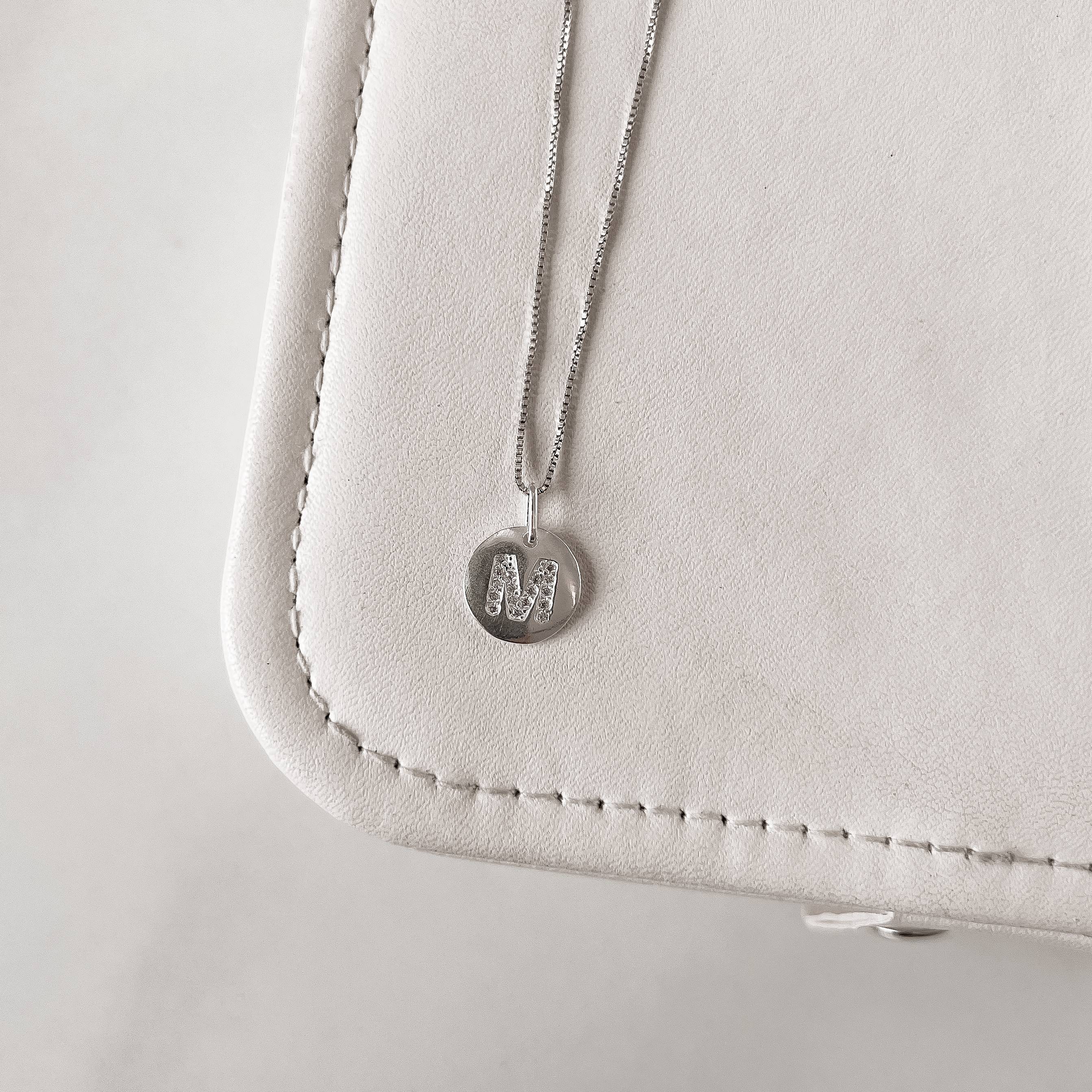 Colar pingente medalha letra M cravejada 15mm 45cm