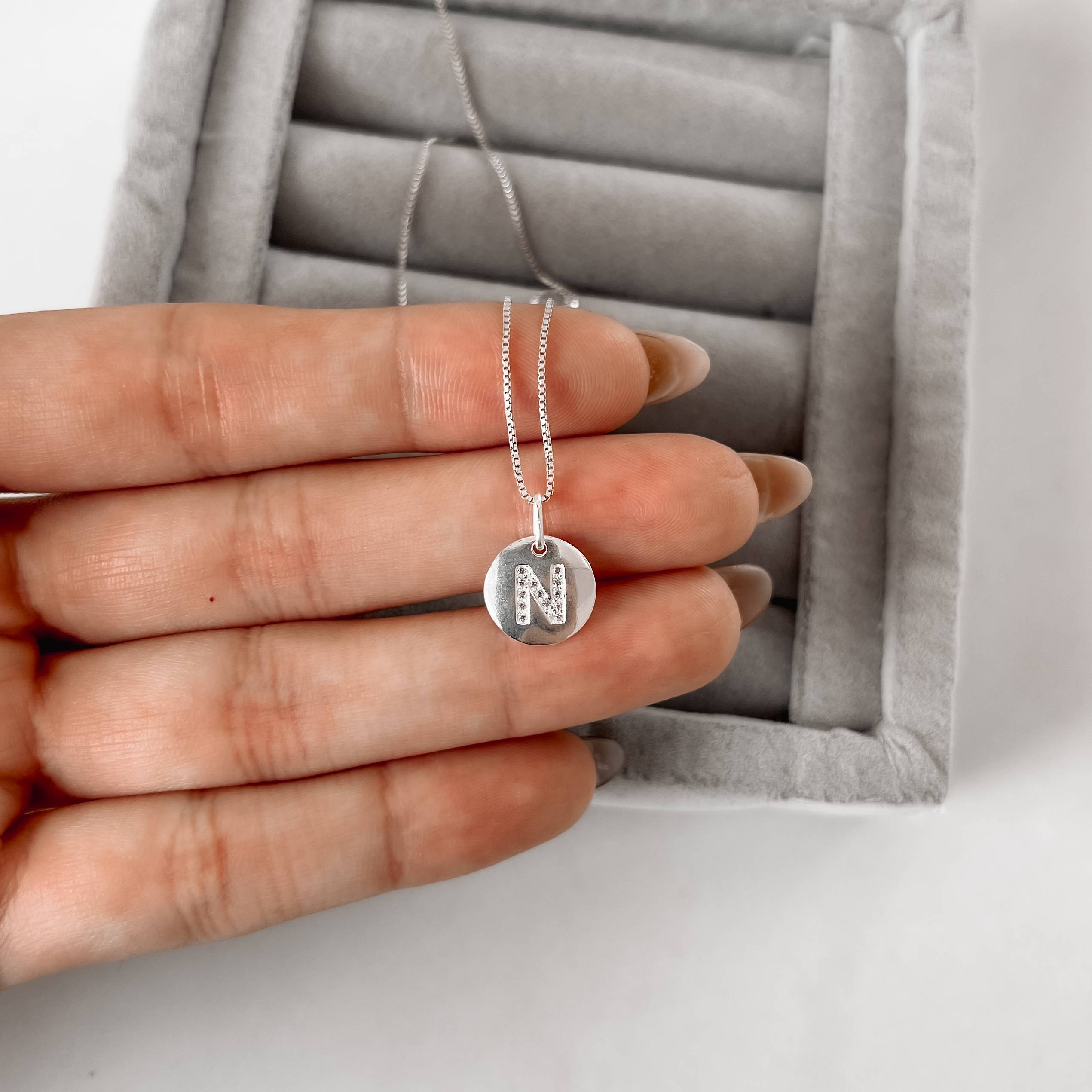 Imagem Colar pingente medalha letra N cravejada 15mm 45cm