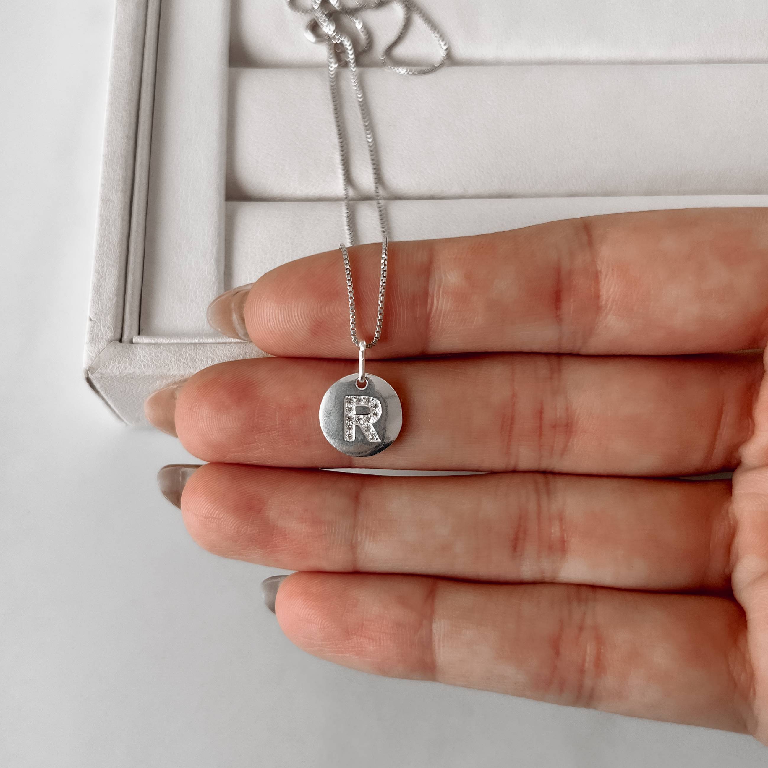 Imagem Secundária Colar pingente medalha letra R cravejada 15mm 45cm