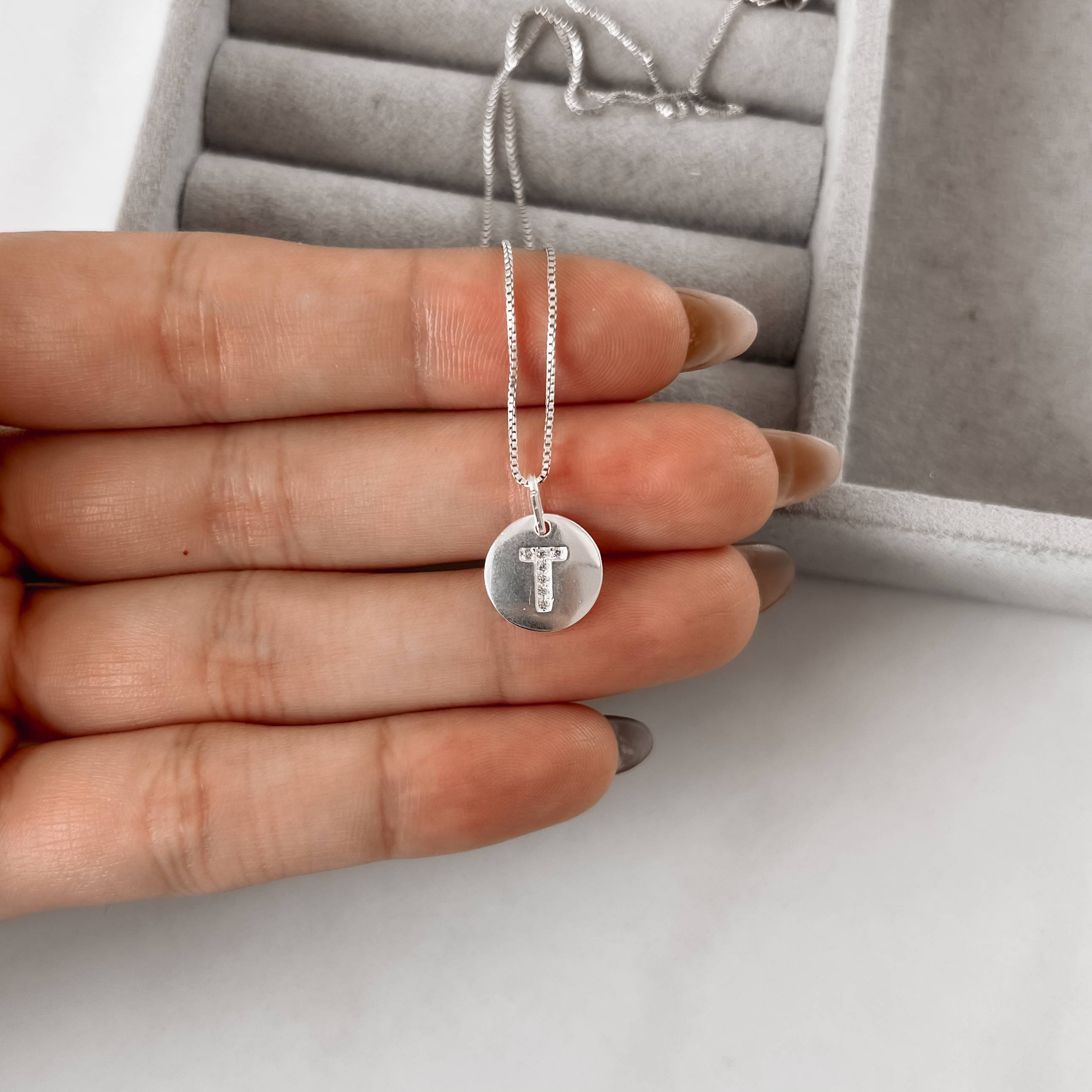 Colar pingente medalha letra T cravejada 15mm 45cm