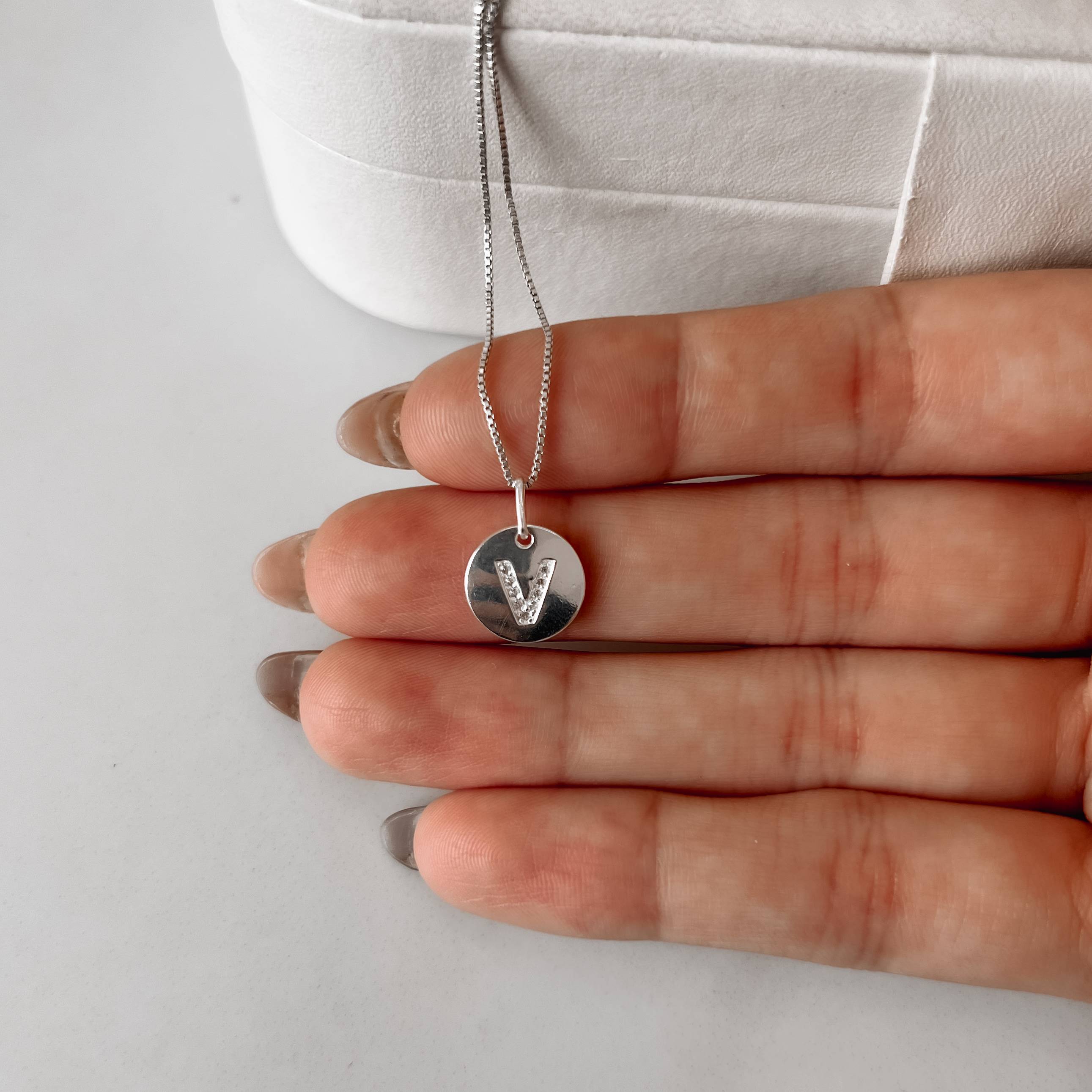 Imagem Secundária Colar pingente medalha letra V cravejada 15mm 45cm