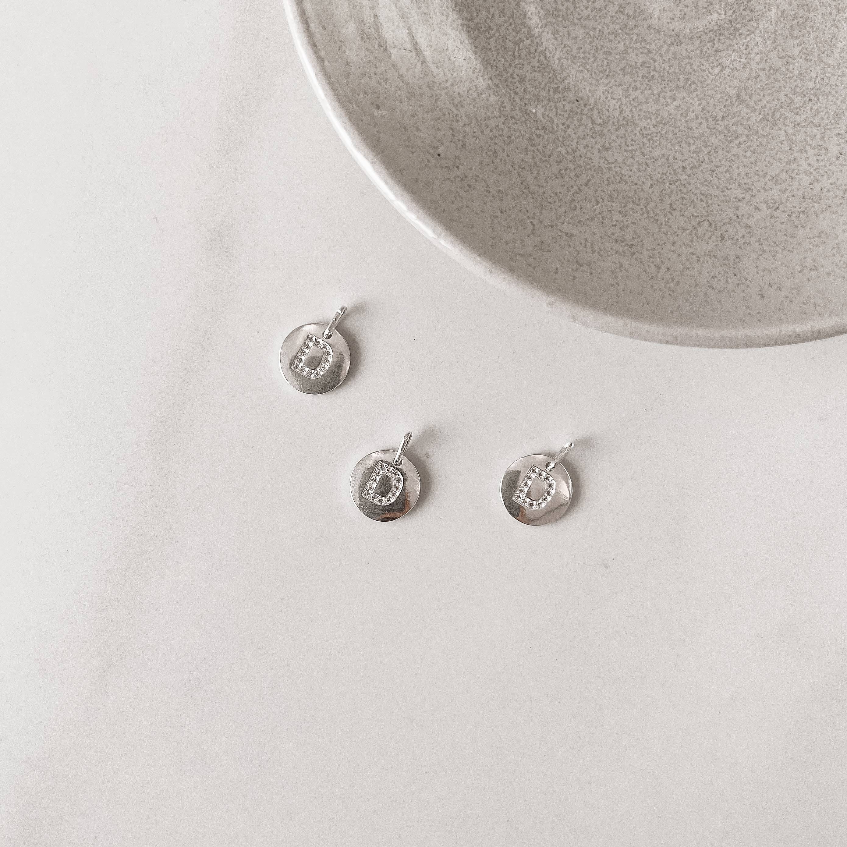 Pingente medalha letra D cravejada 15mm