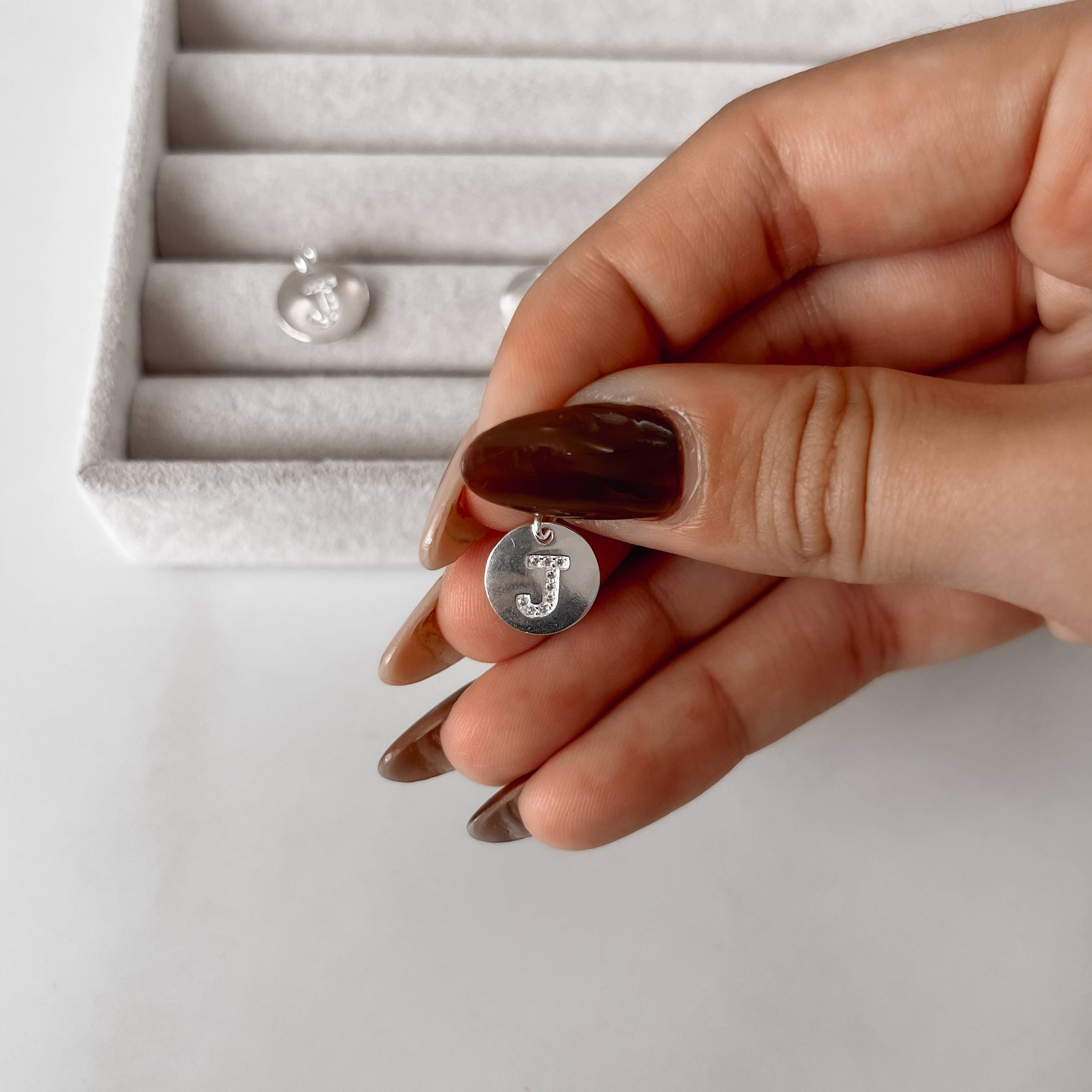 Pingente medalha letra J cravejada 15mm