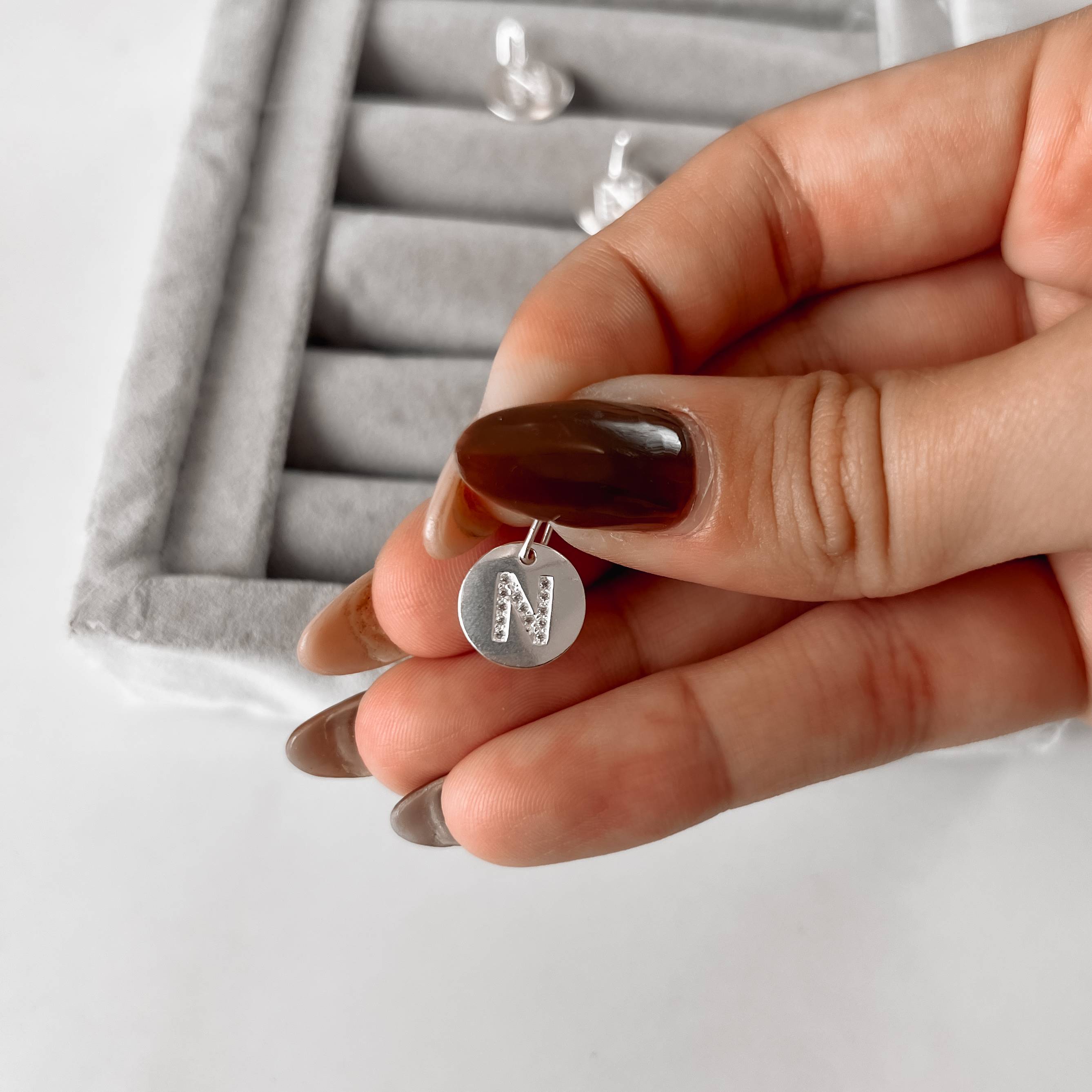 Pingente medalha letra N cravejada 15mm