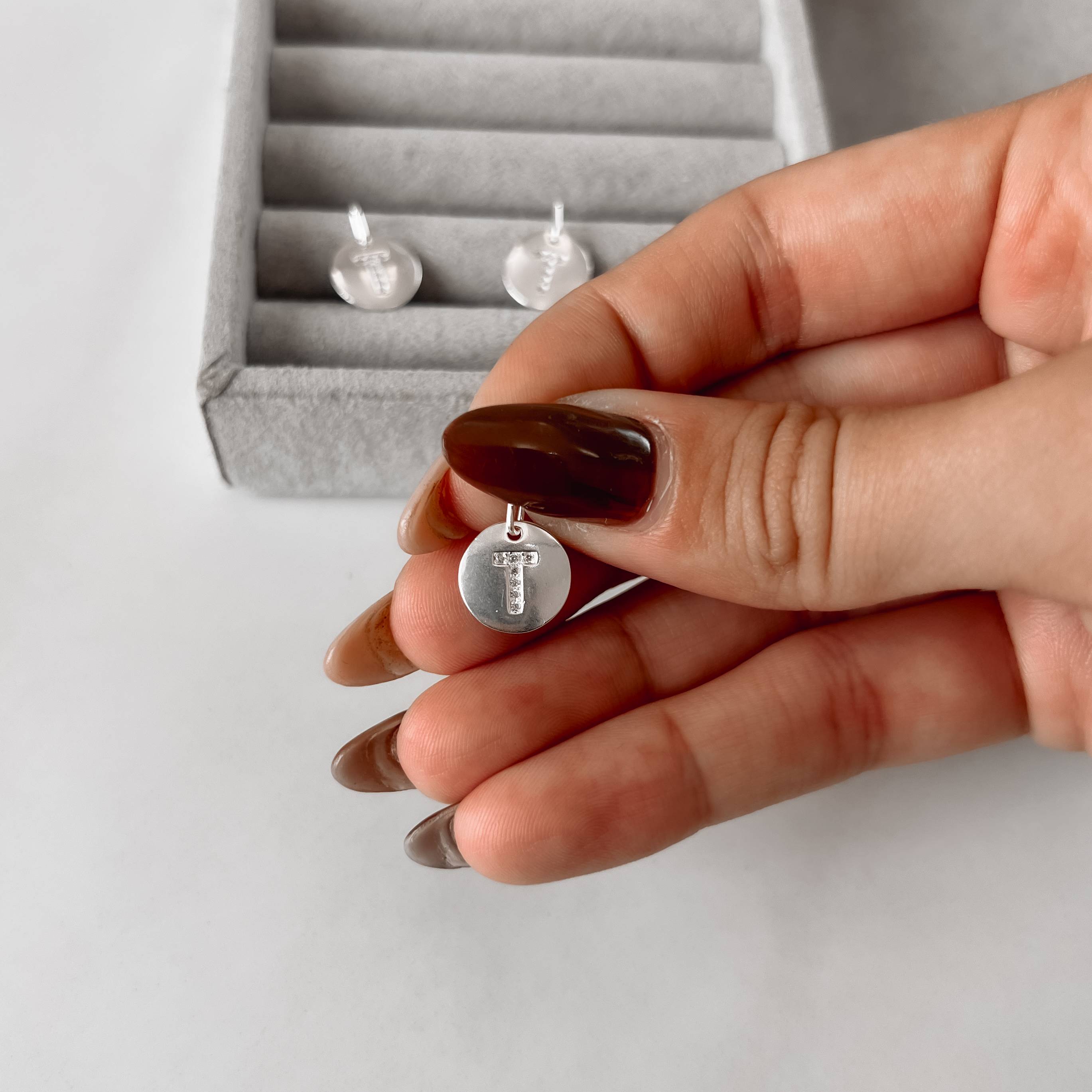 Pingente medalha letra T cravejada 15mm