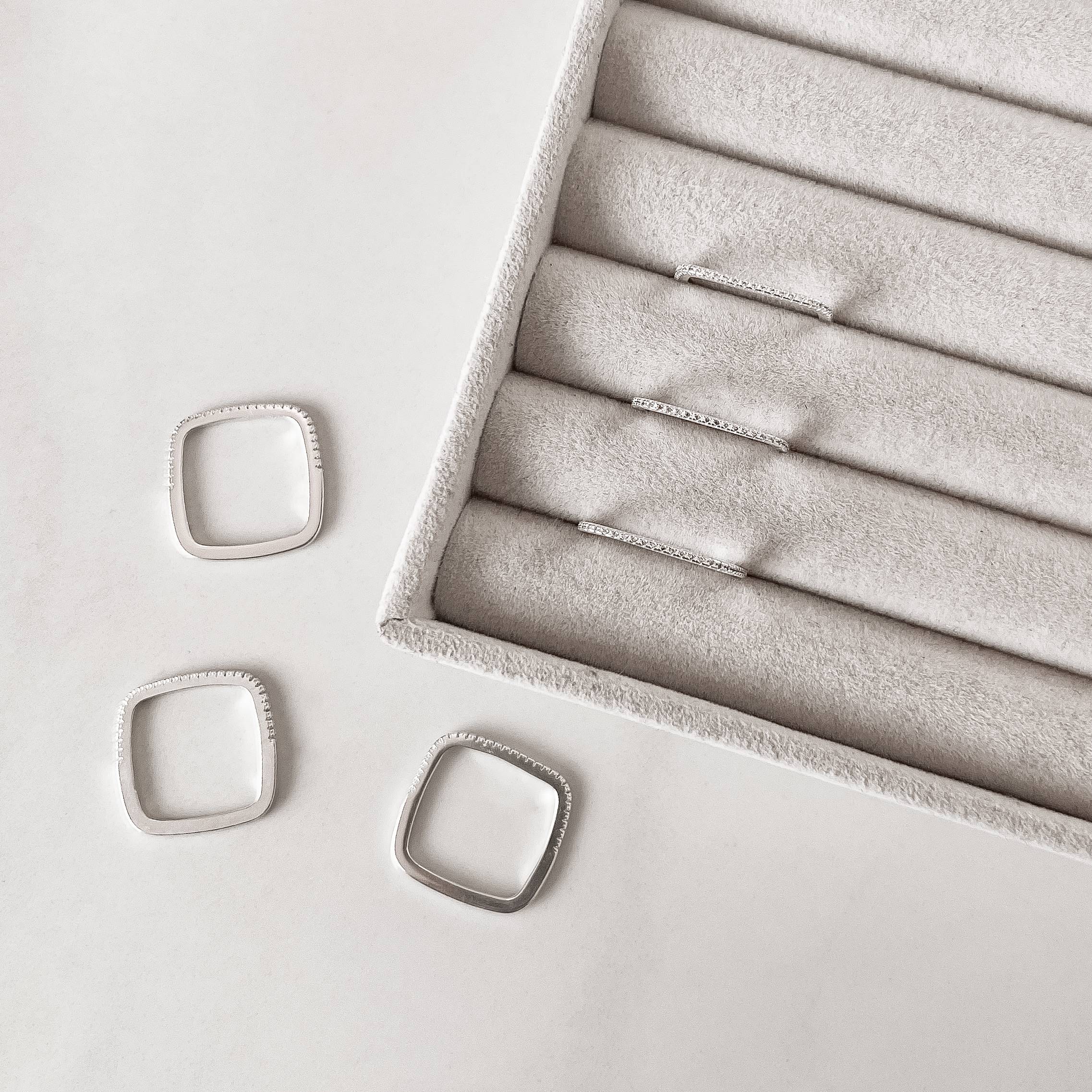 Anel quadrado metade cravejado