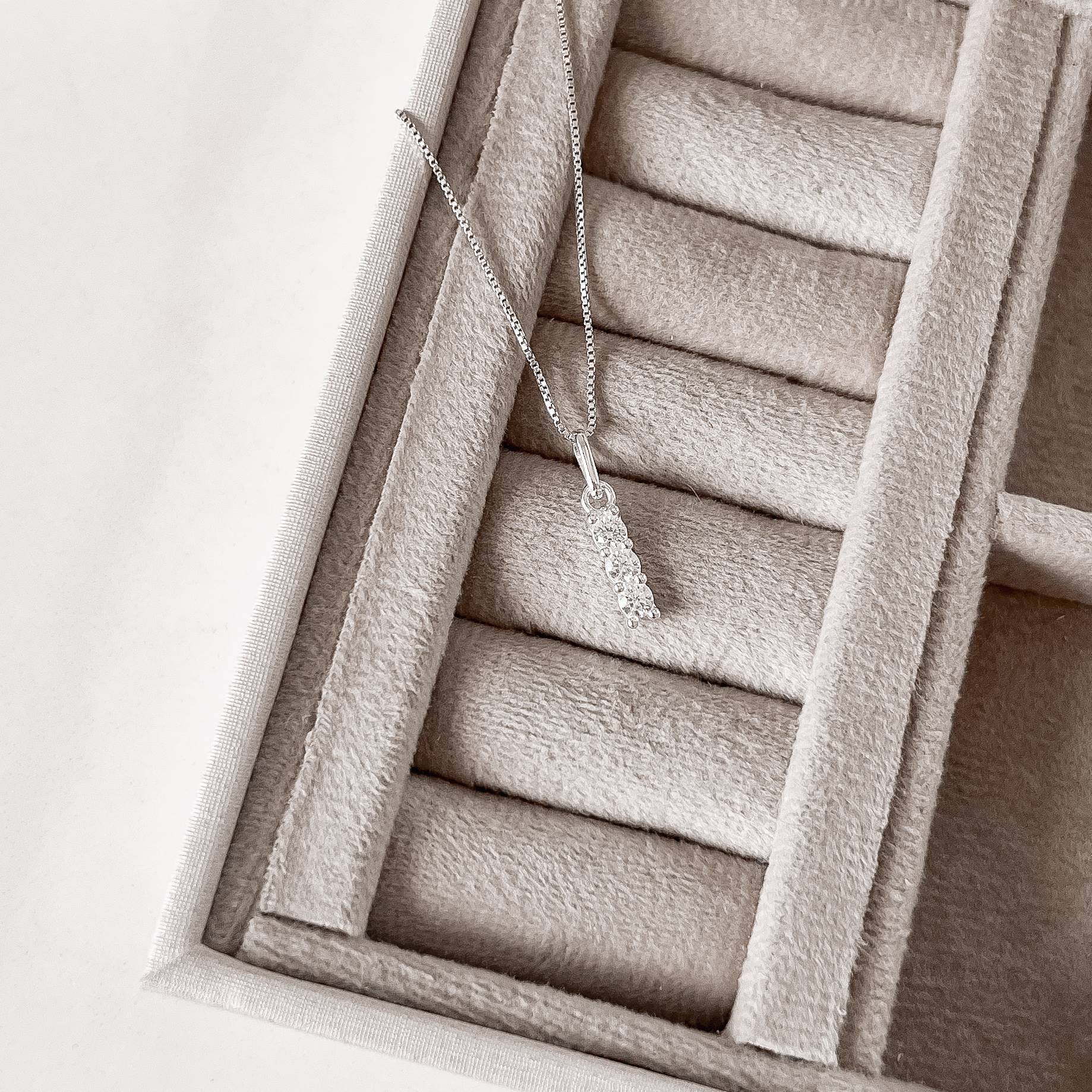 Colar pingente 3 zircônias 11mm 45cm