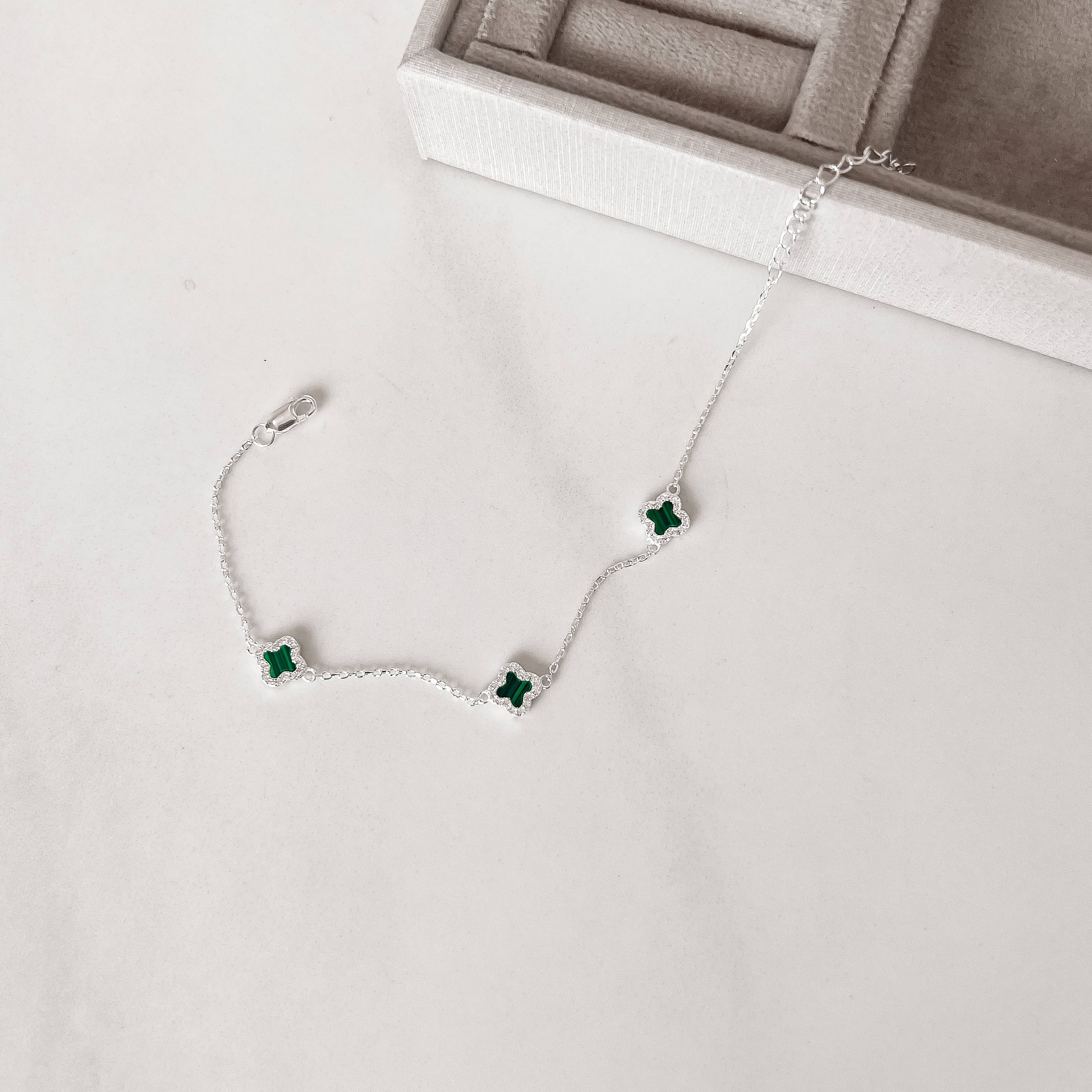 Pulseira entremeios trevos malaquita com cravejado 7mm