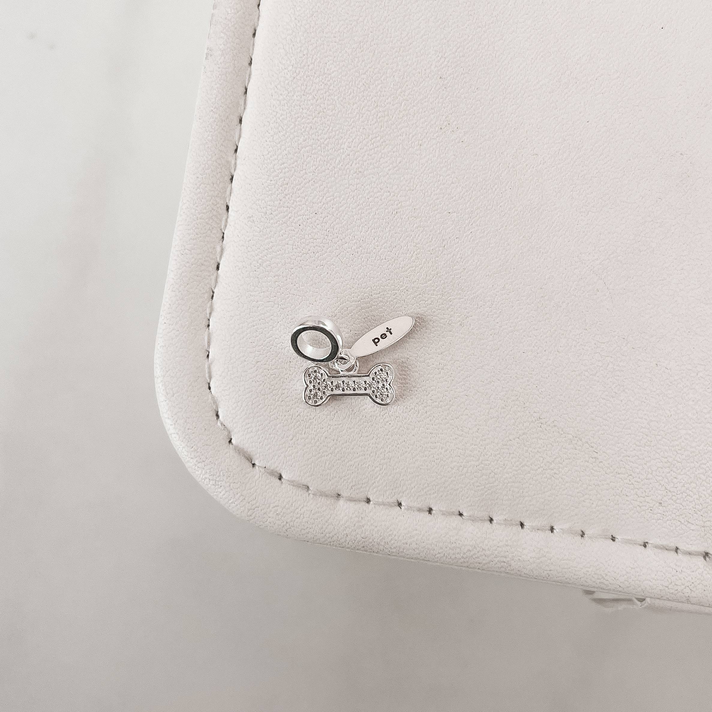 Berloque pingente osso cravejado com placa escrito pet