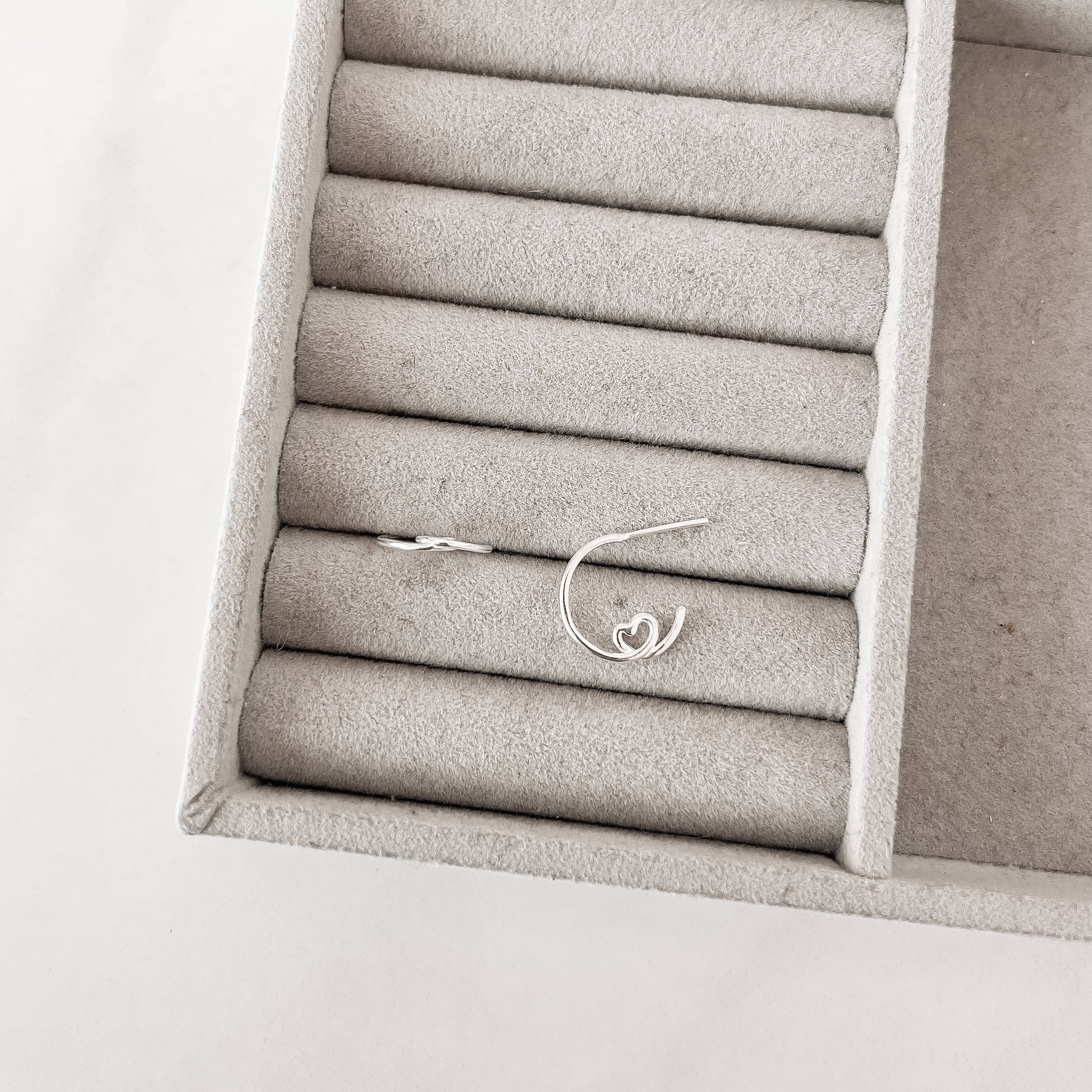 Imagem Argola 13mm detalhe volta coração tarraxa