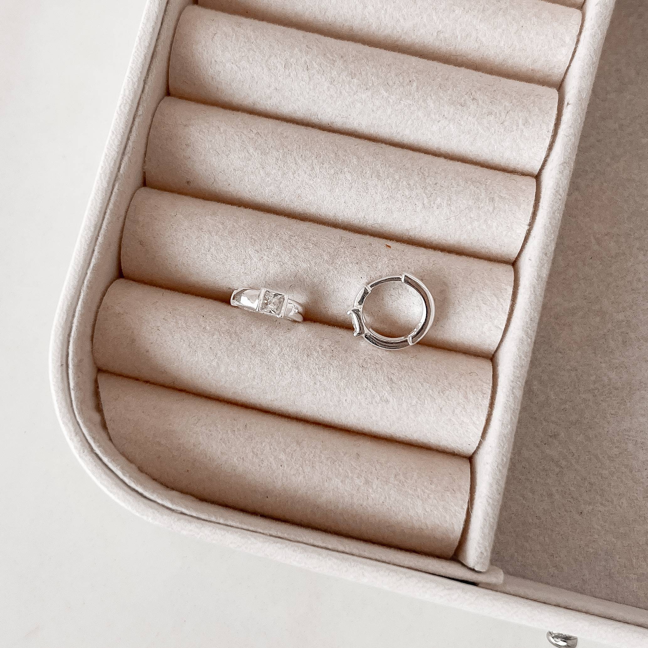 Imagem Argola click 11mm detalhe zircônia quadrada