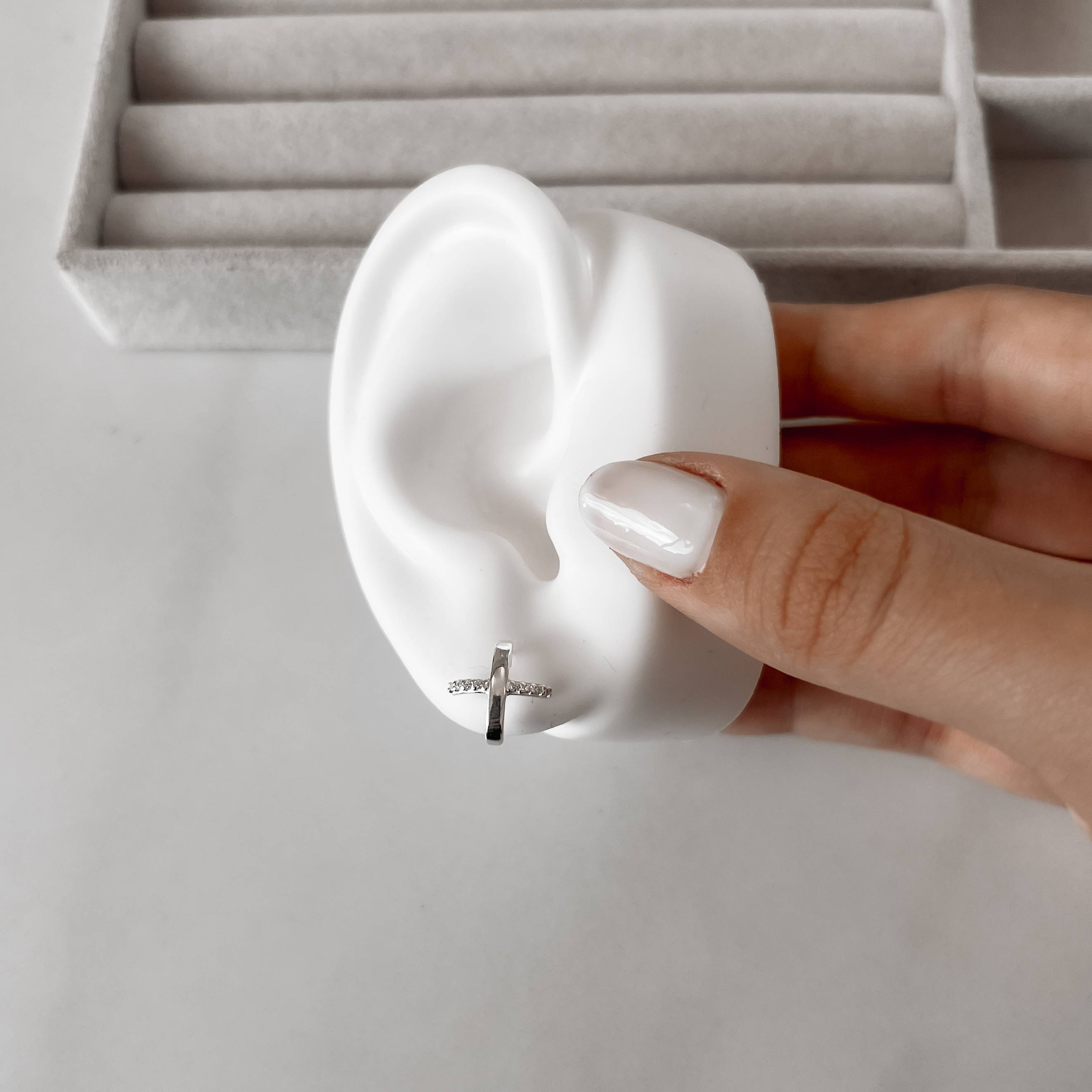 Imagem Secundária Brinco fio liso e cravejado 12mm