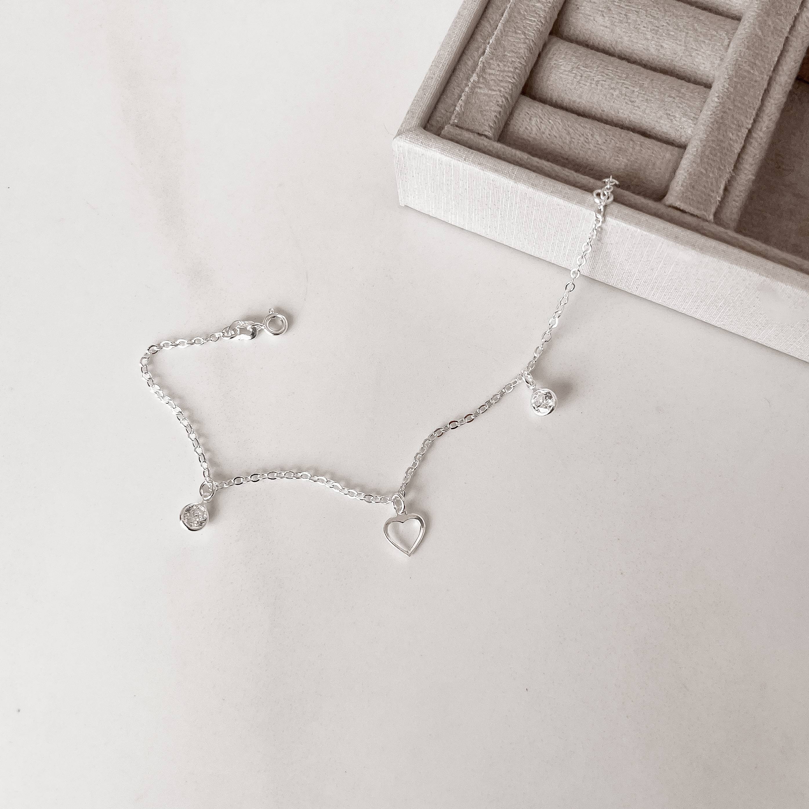 Pulseira pingentes coração vazado e zircônias cristal 5mm