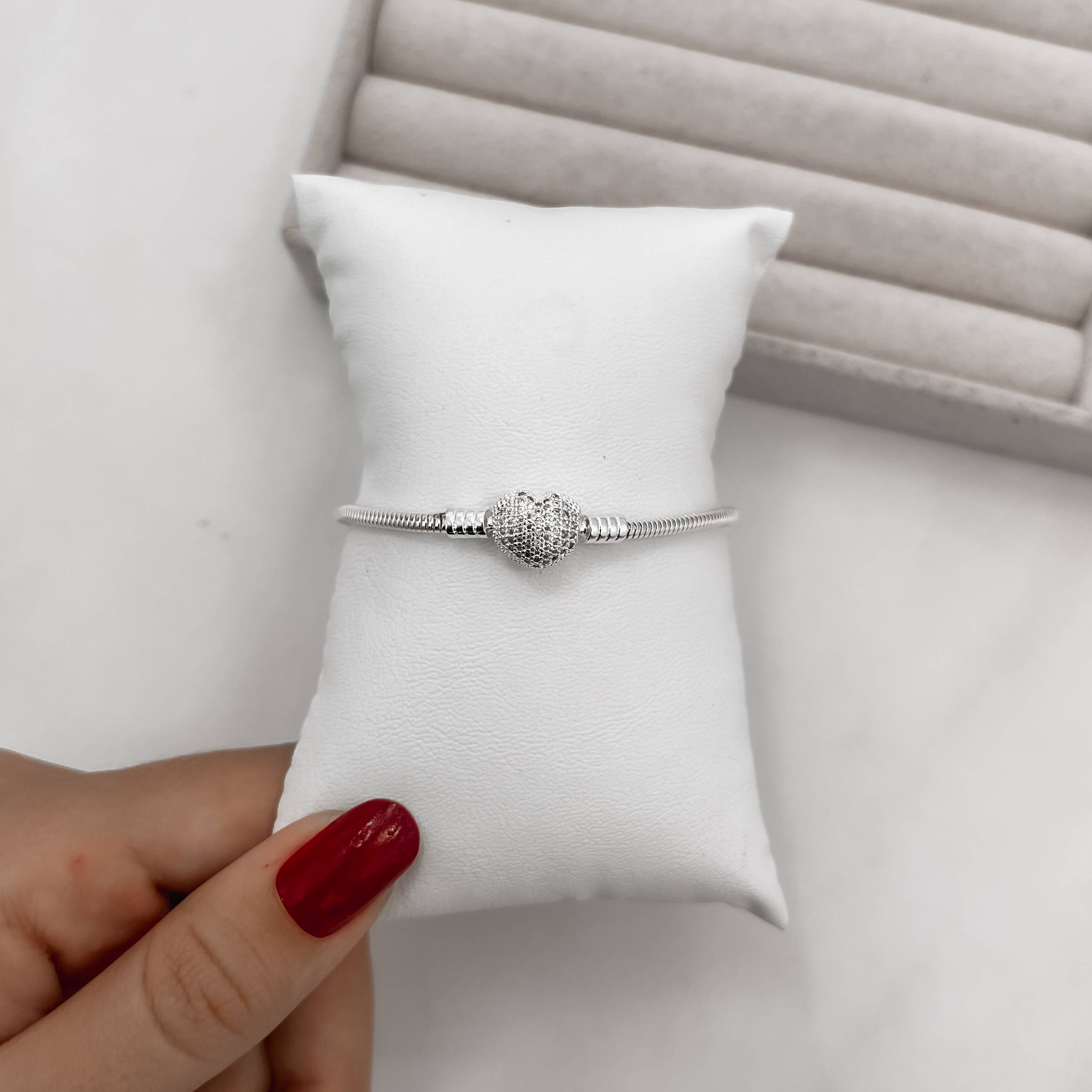 Pulseira para berloques 2.4 fecho coração cravejado