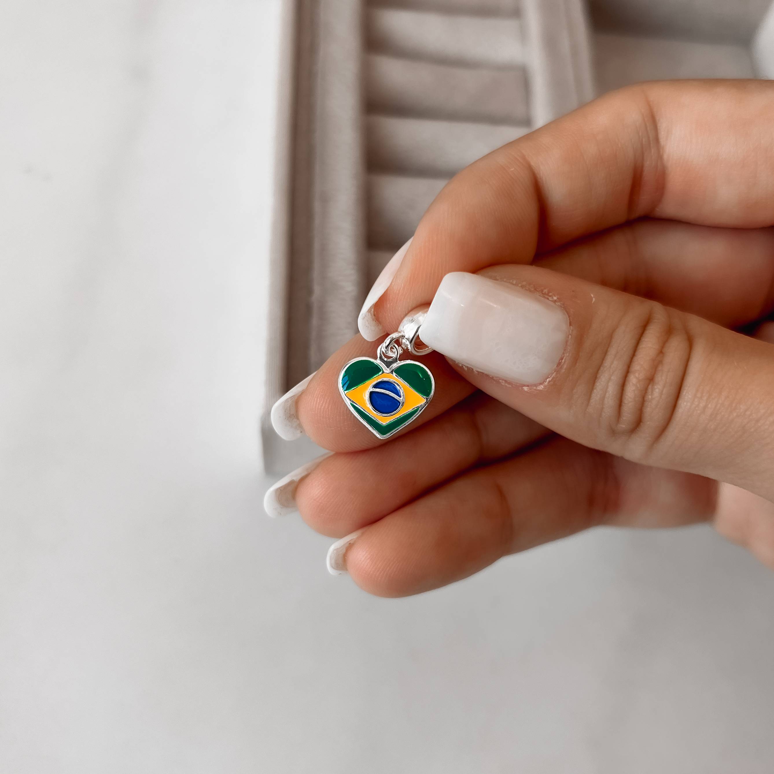 Berloque pingente coração Brasil resina 12mm