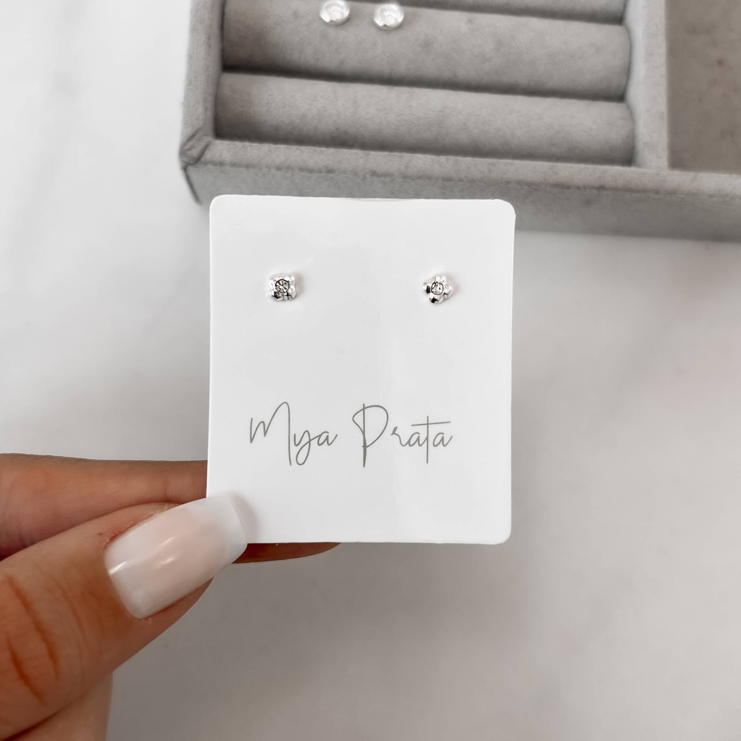 Imagem Brinco infantil trevo com zircônia 4mm tarraxa baby