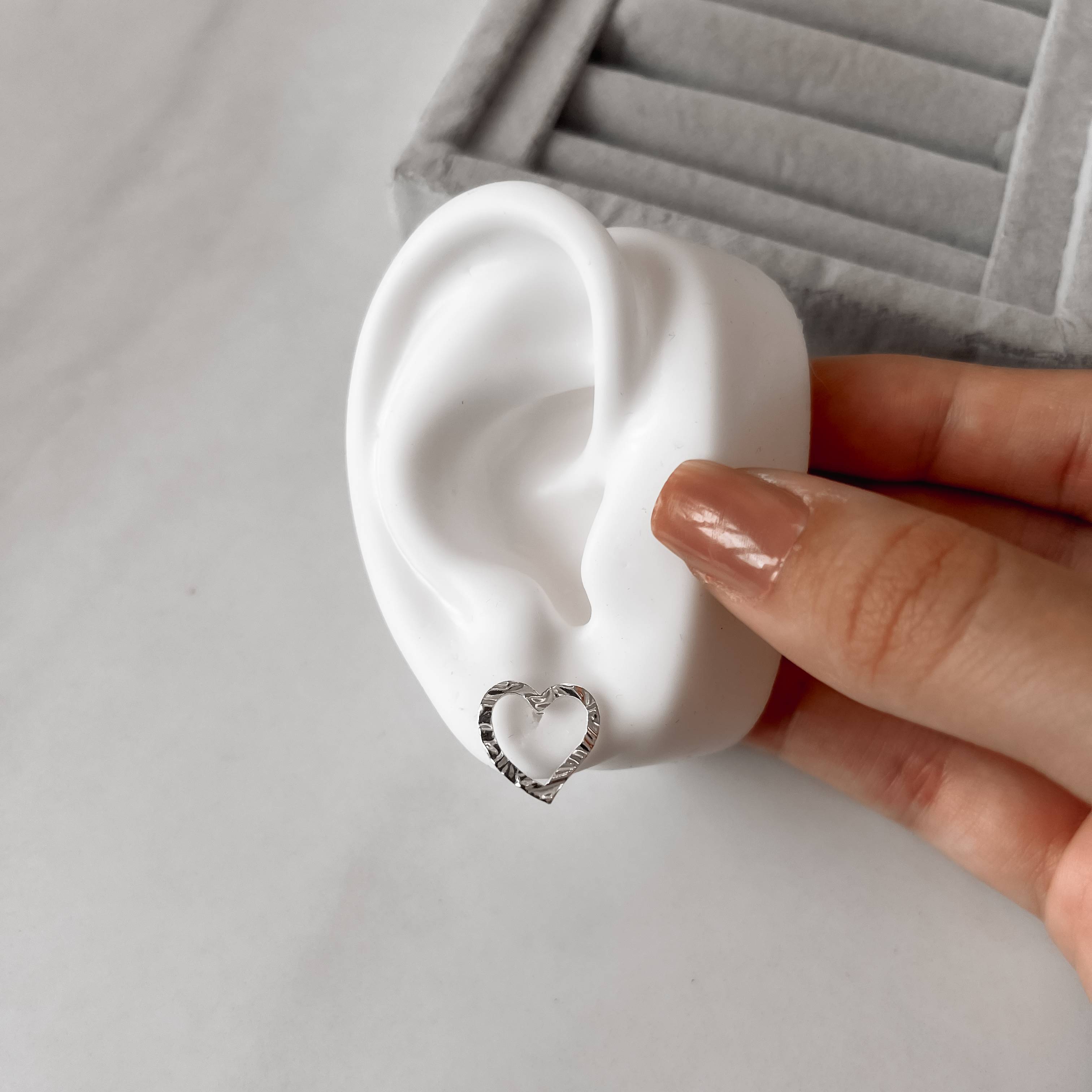 Imagem Secundária Brinco coração vazado ondulado 14mm