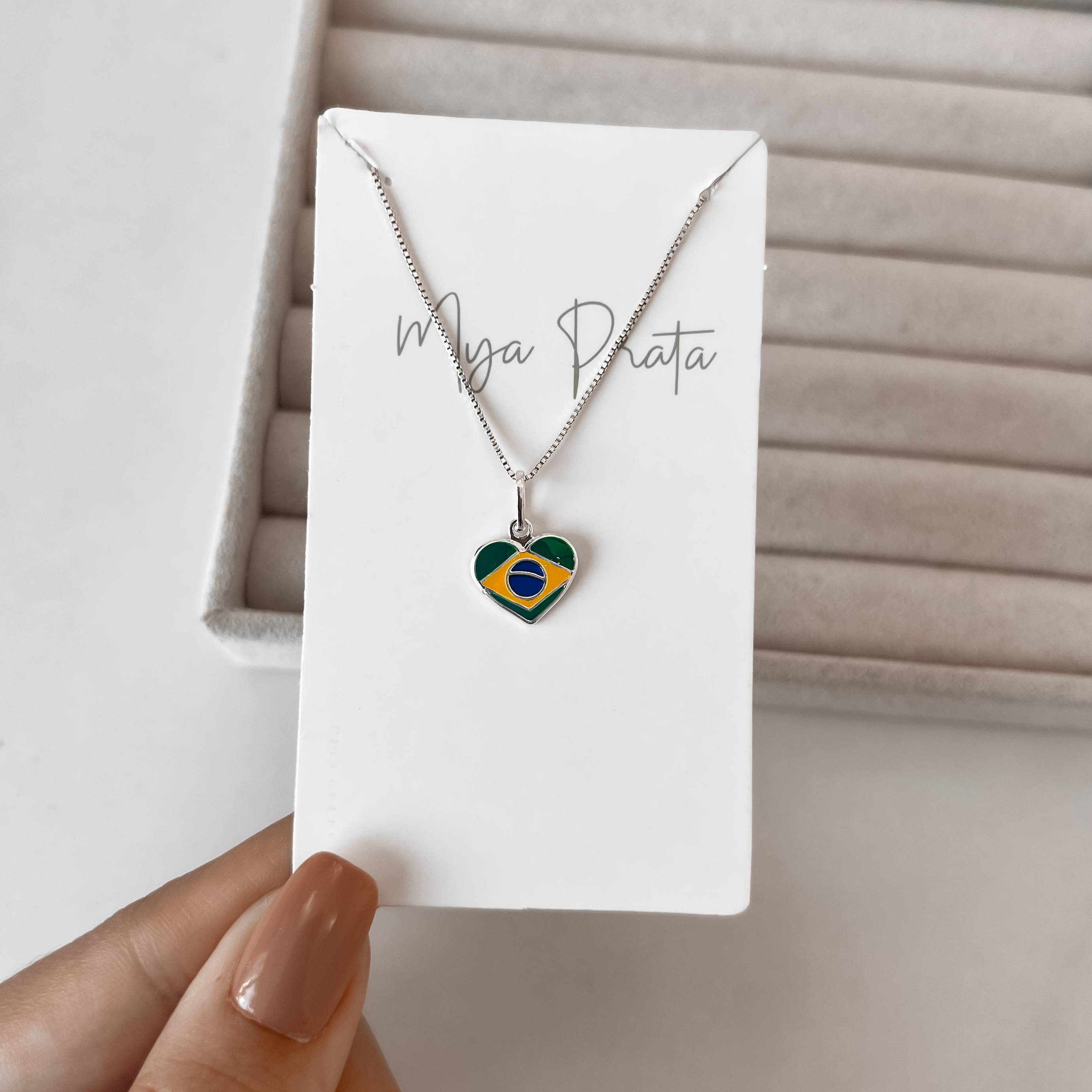 Colar pingente coração Brasil resina 12mm 45cm