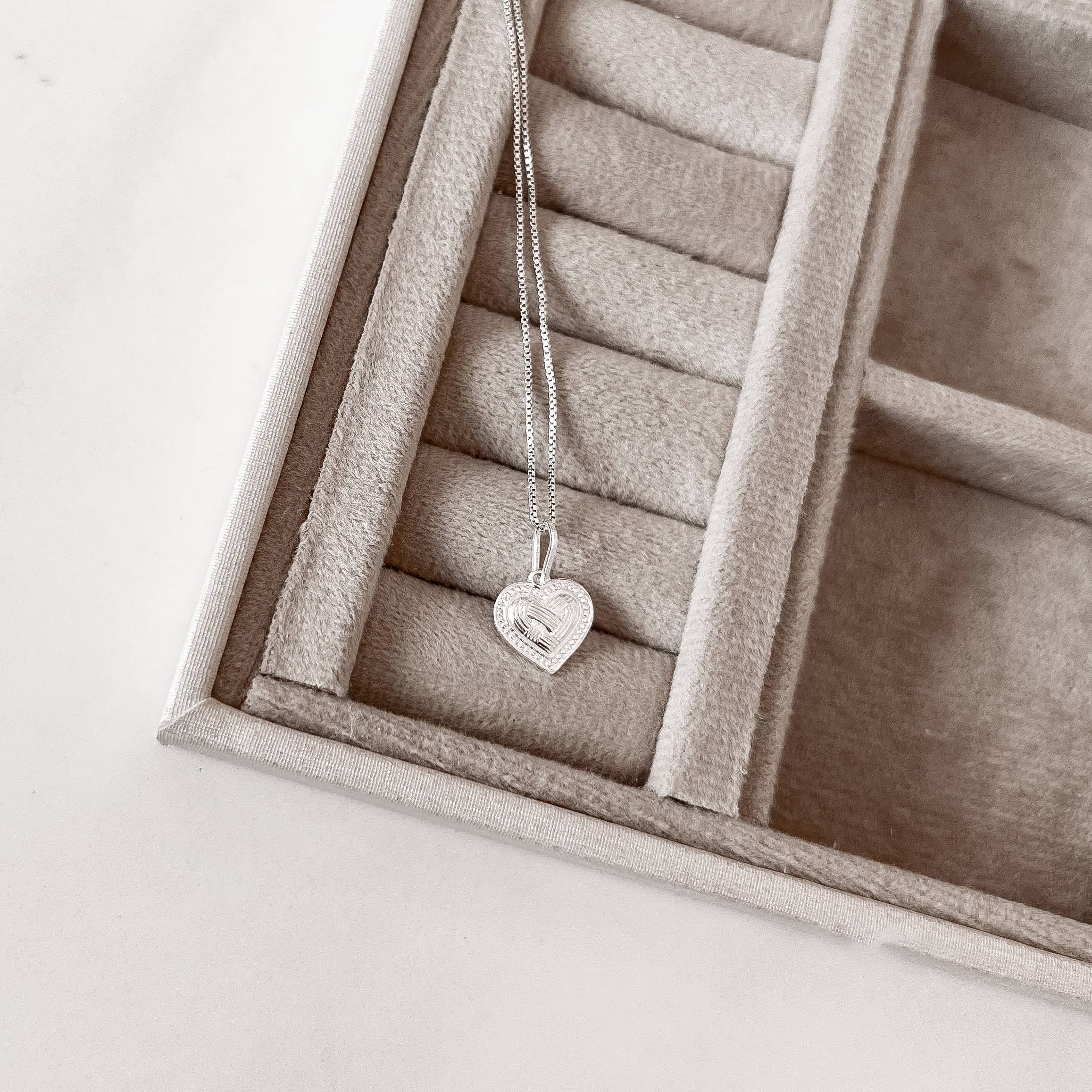 Colar pingente coração trabalhado 11mm 45cm