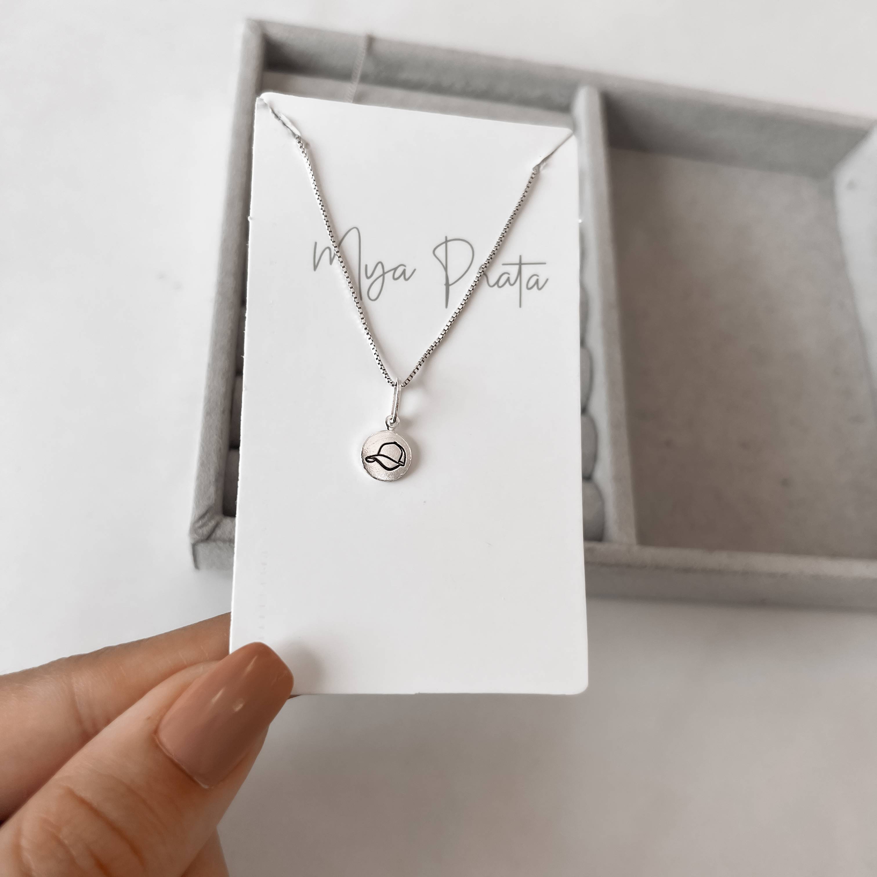 Colar pingente medalha boné resina 8mm 40cm