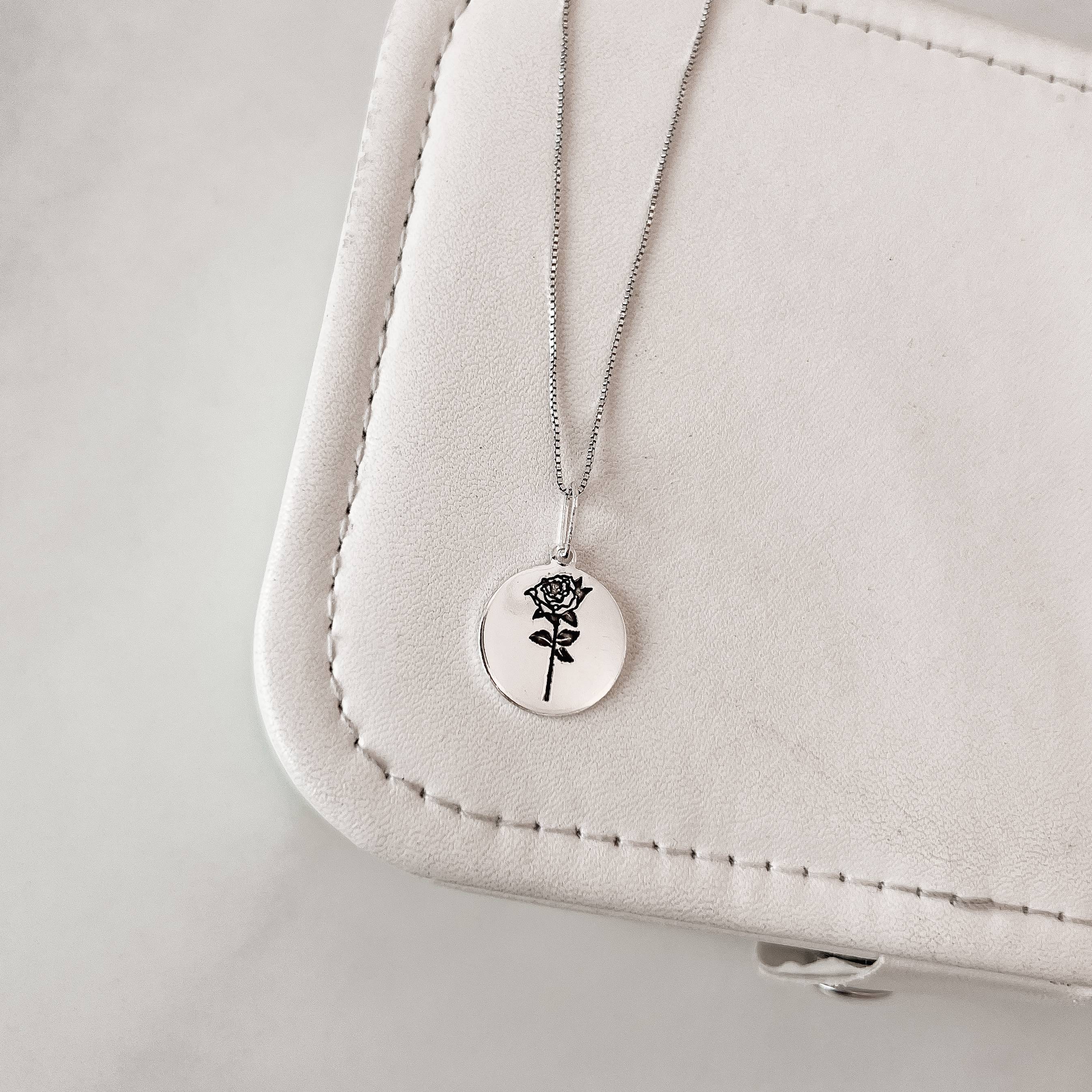 Colar pingente medalha rosa resina 15mm 45cm