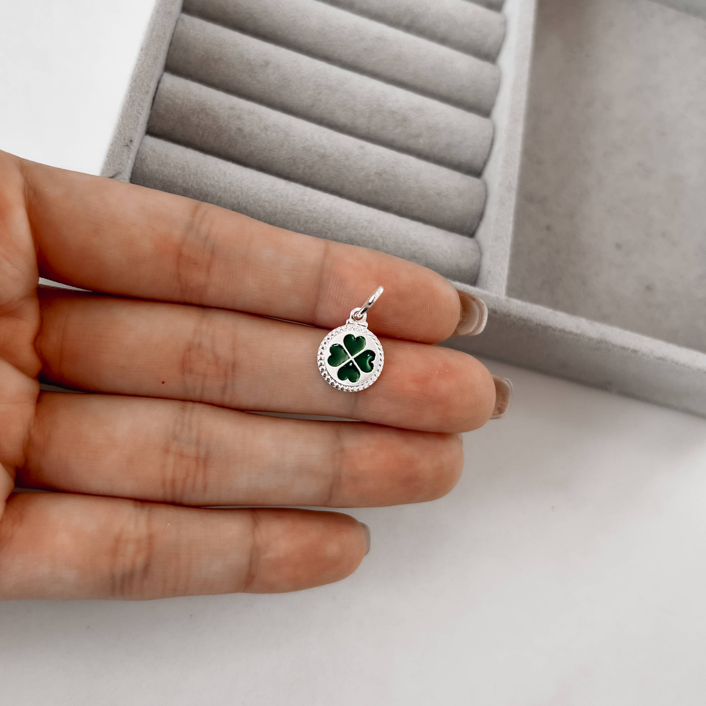 Pingente medalha trevo 11mm resina