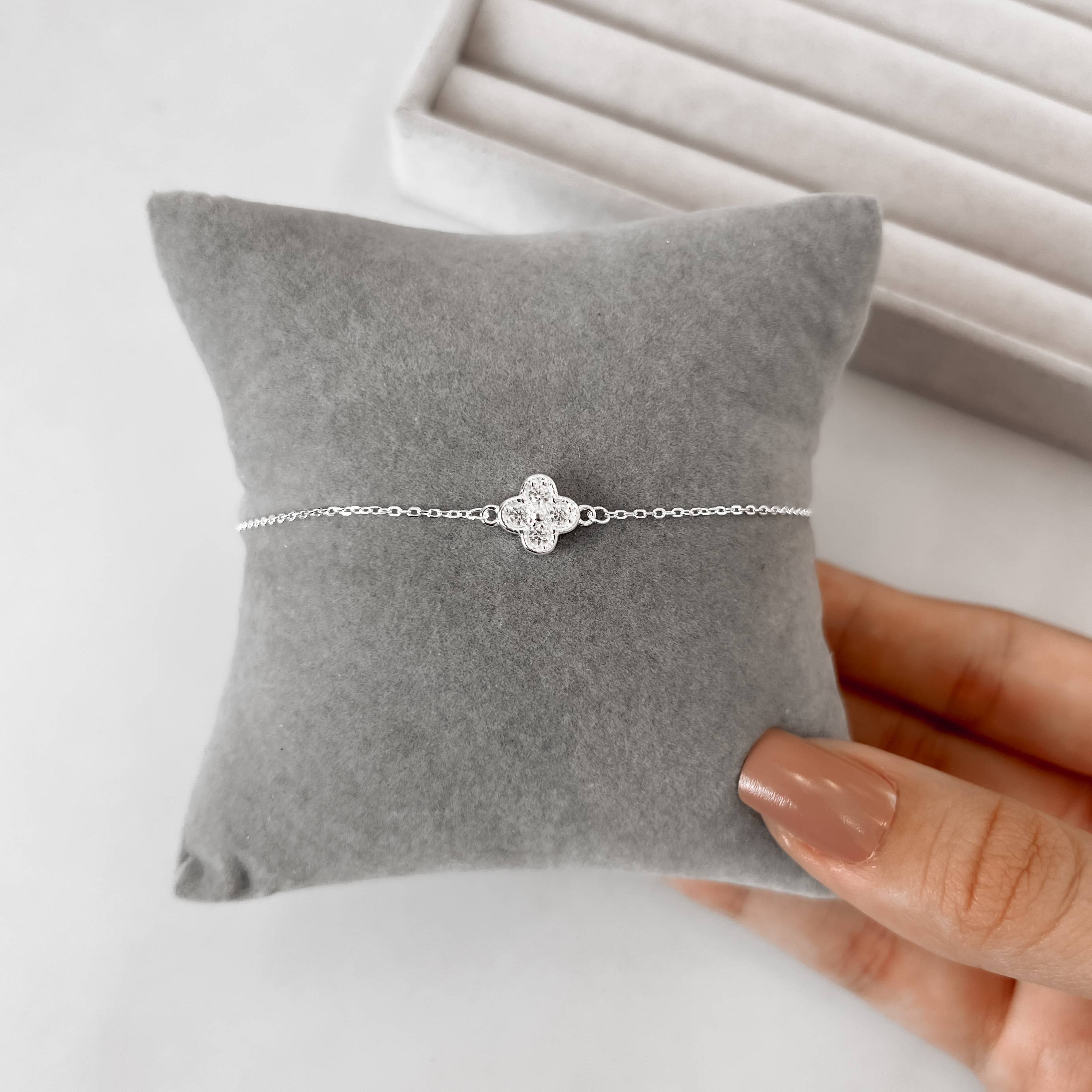 Imagem Secundária Pulseira entremeio trevo cravejado 9mm