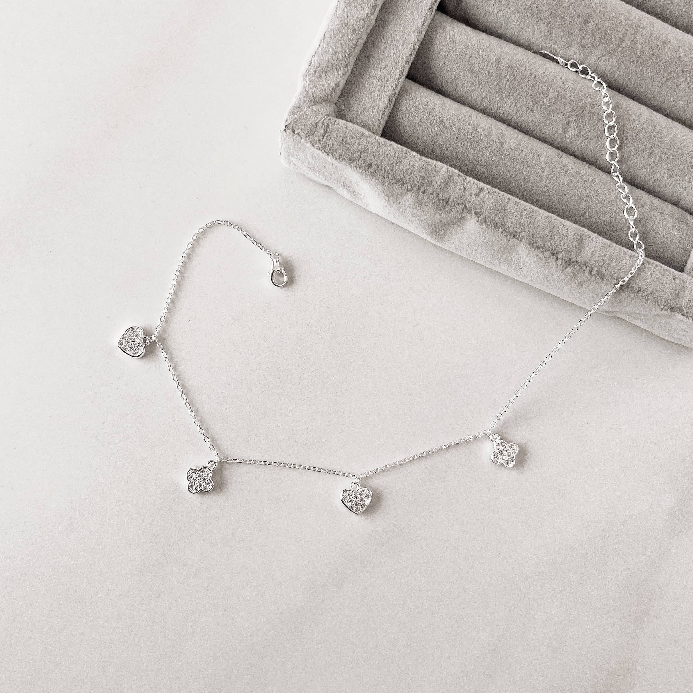 Tornozeleira pingentes trevo e coração cravejados 7mm