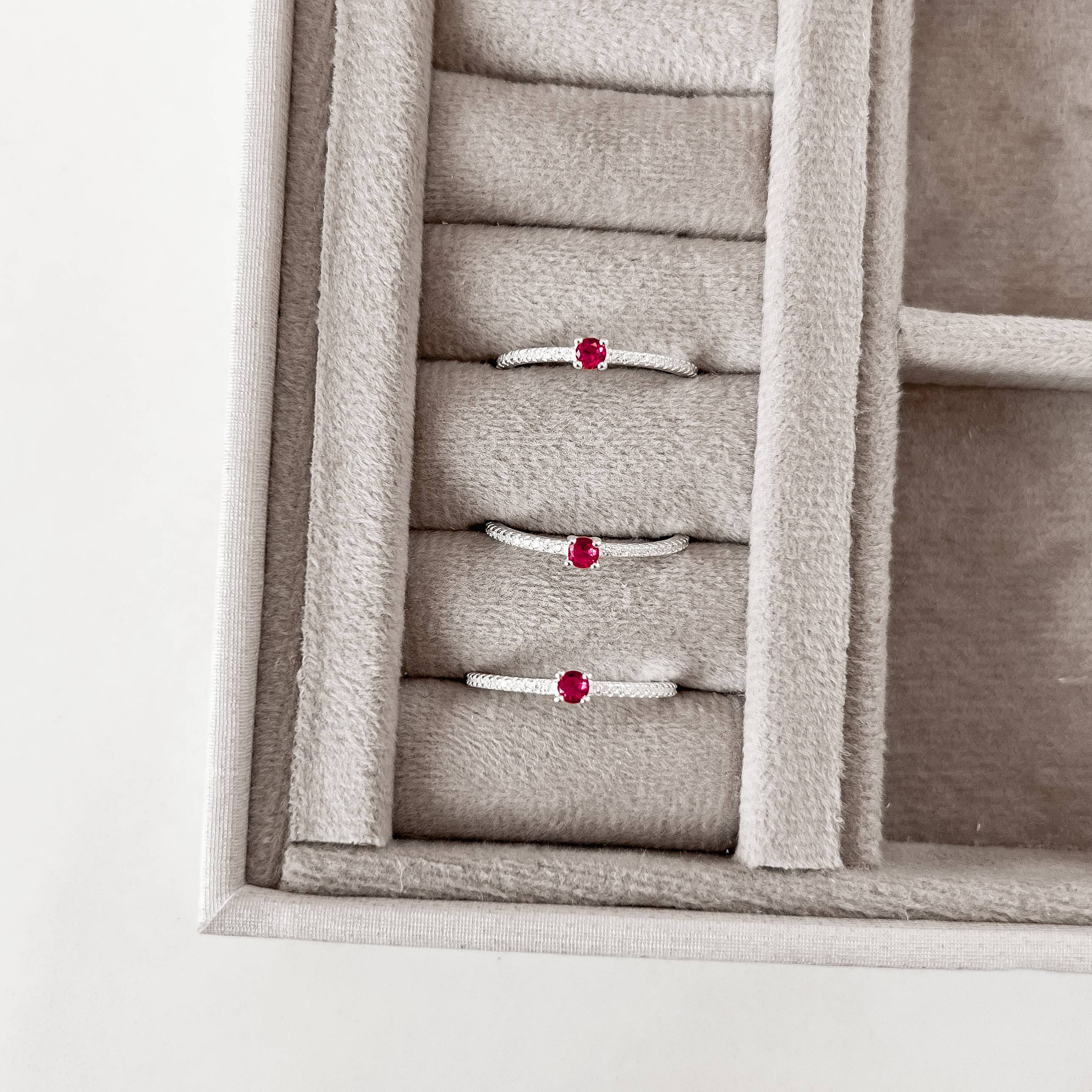 Imagem Anel meia aliança com solitário rubi 3mm