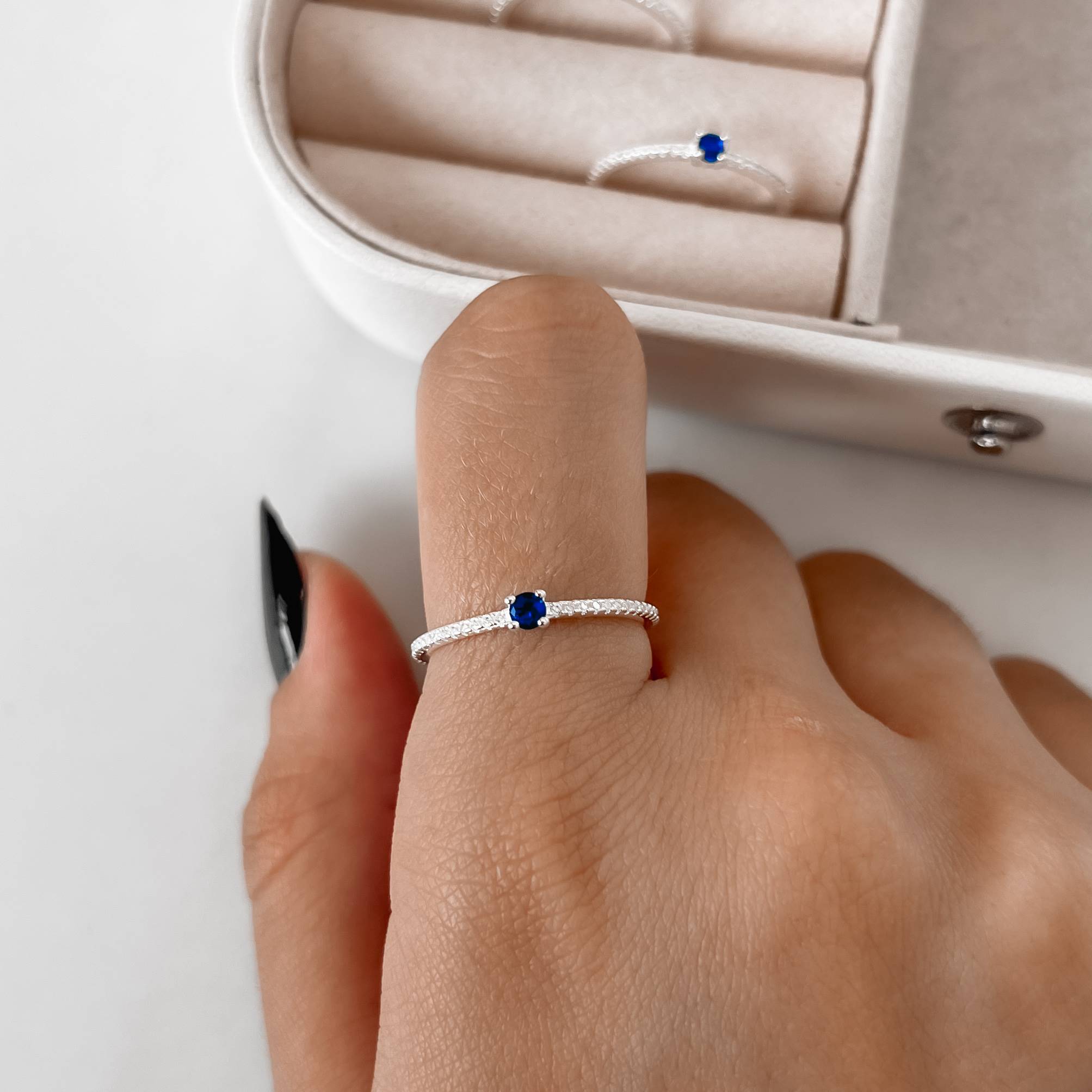 Imagem Anel meia aliança com solitário azul 3mm