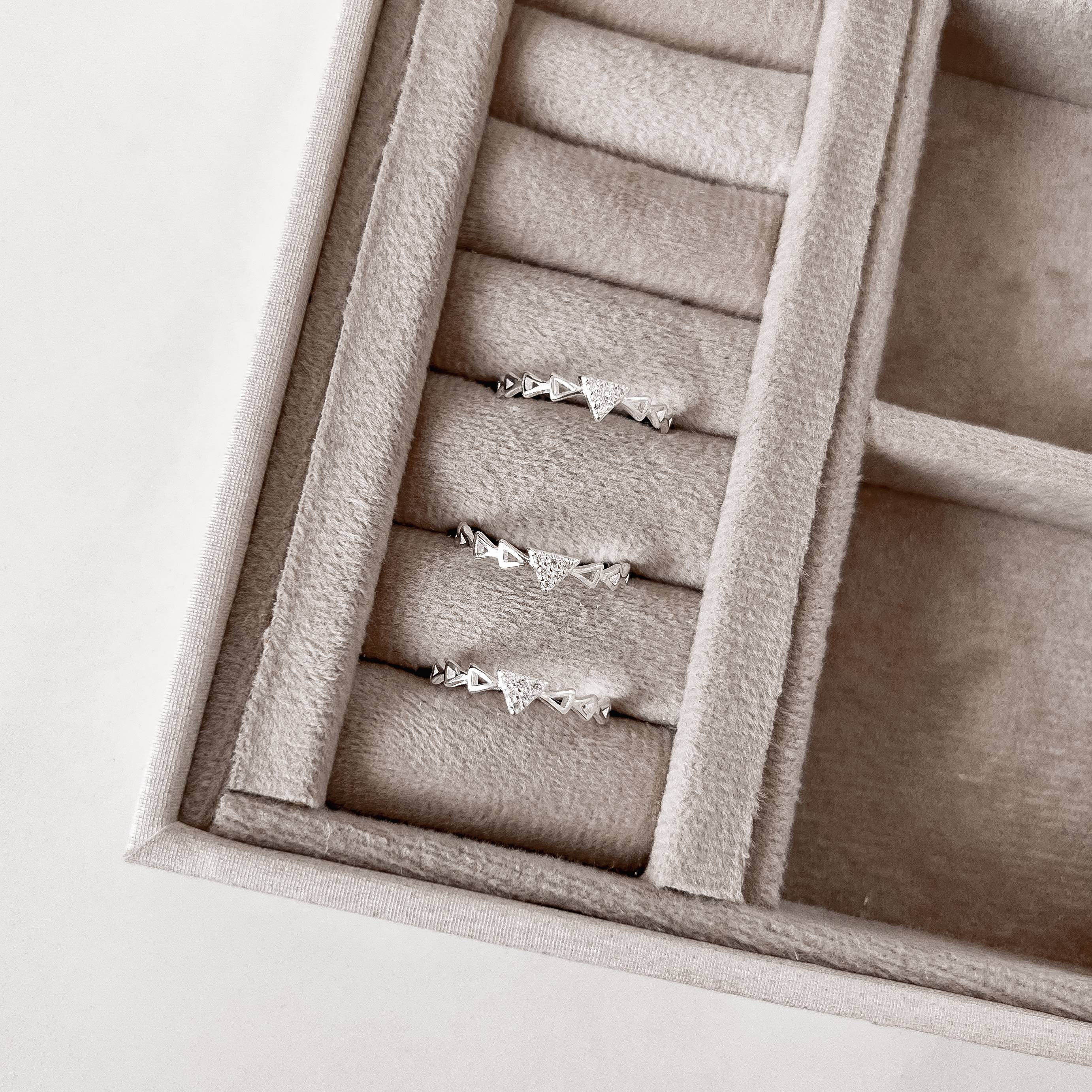 Imagem Anel triângulo cravejado com triângulos vazados