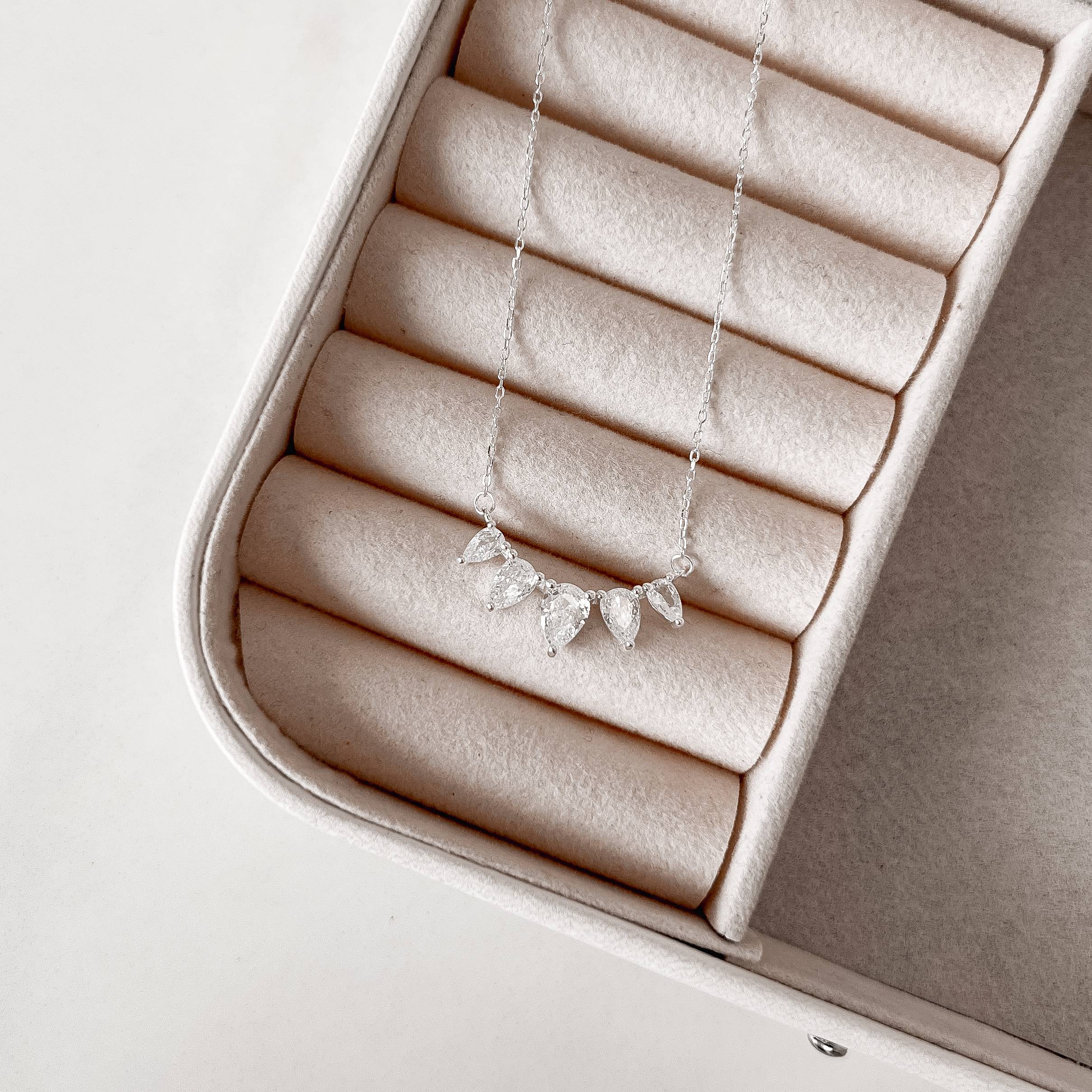 Imagem Secundária Colar entremeio zircônias gota 24mm 40+5cm