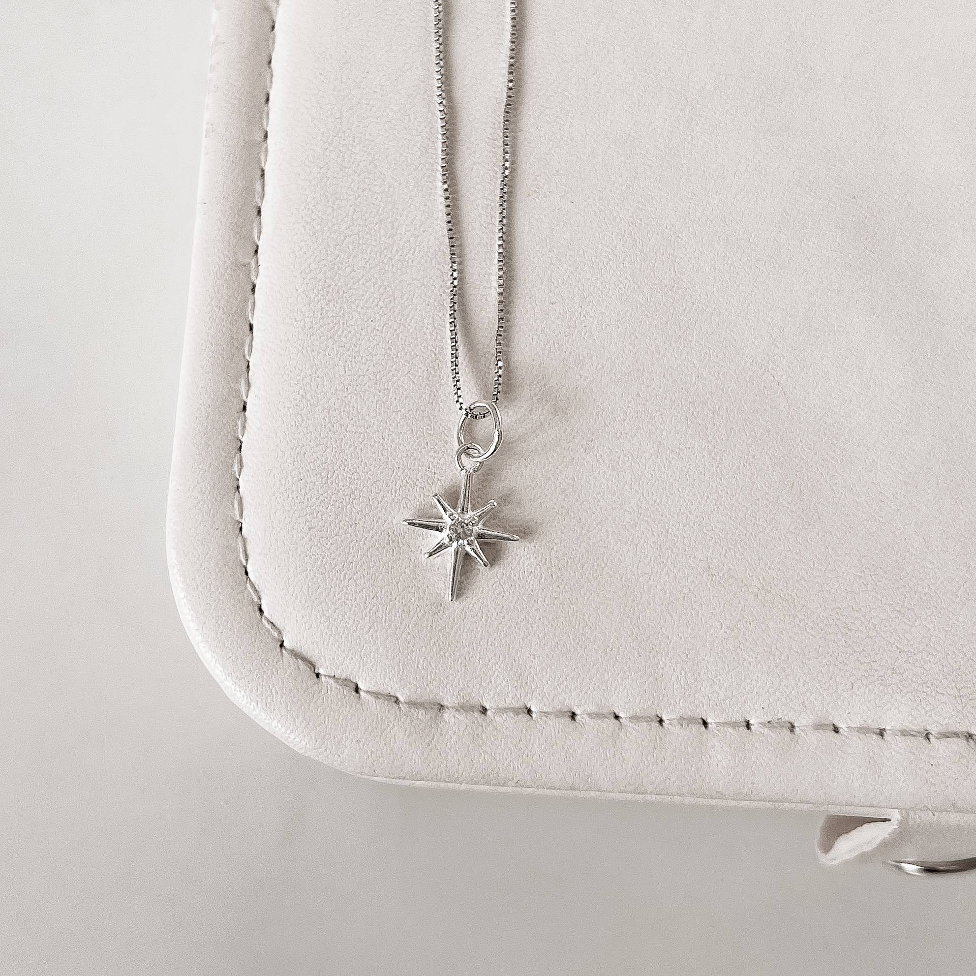 Colar pingente estrela detalhe zircônia 12mm 40cm