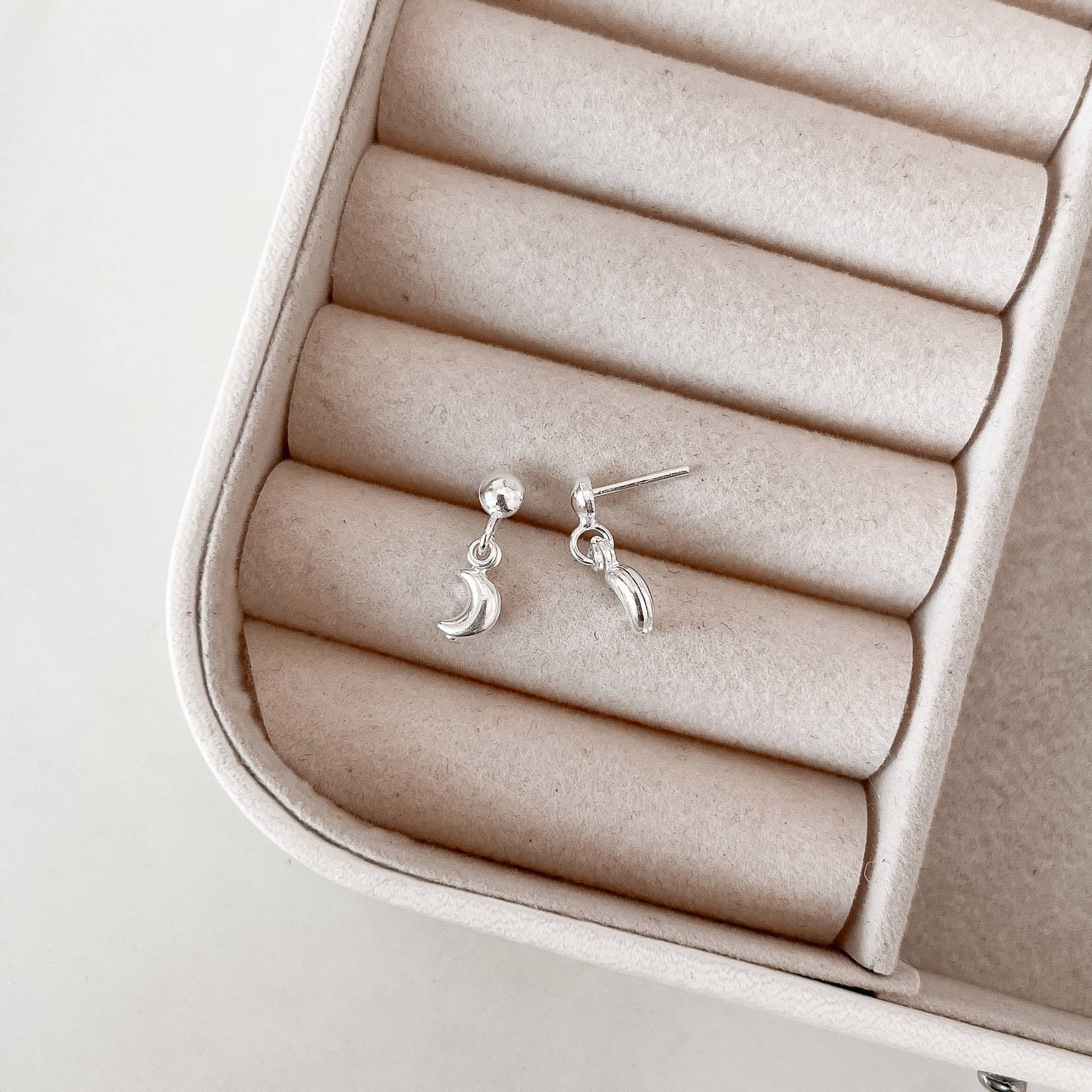 Imagem Brinco círculo com pingente lua 6mm