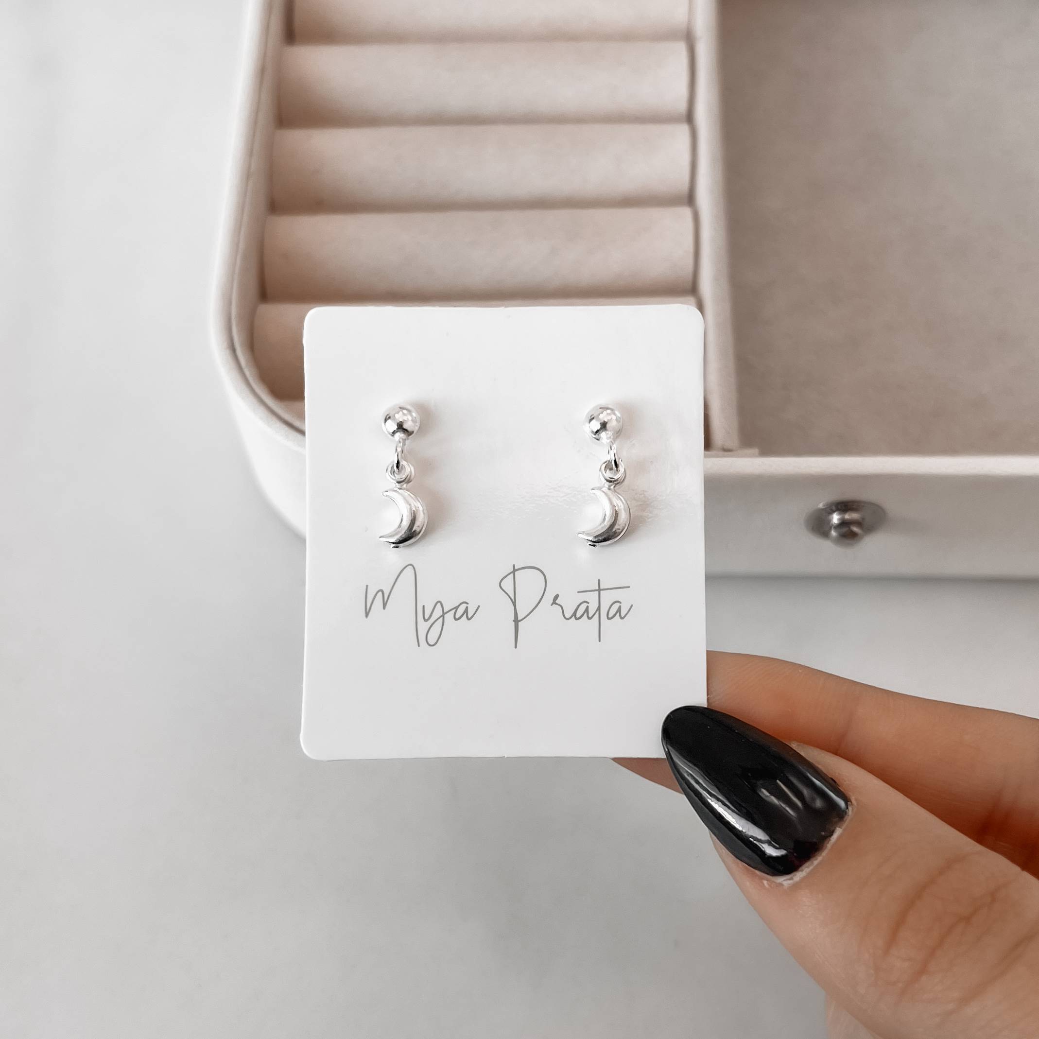 Imagem Secundária Brinco círculo com pingente lua 6mm