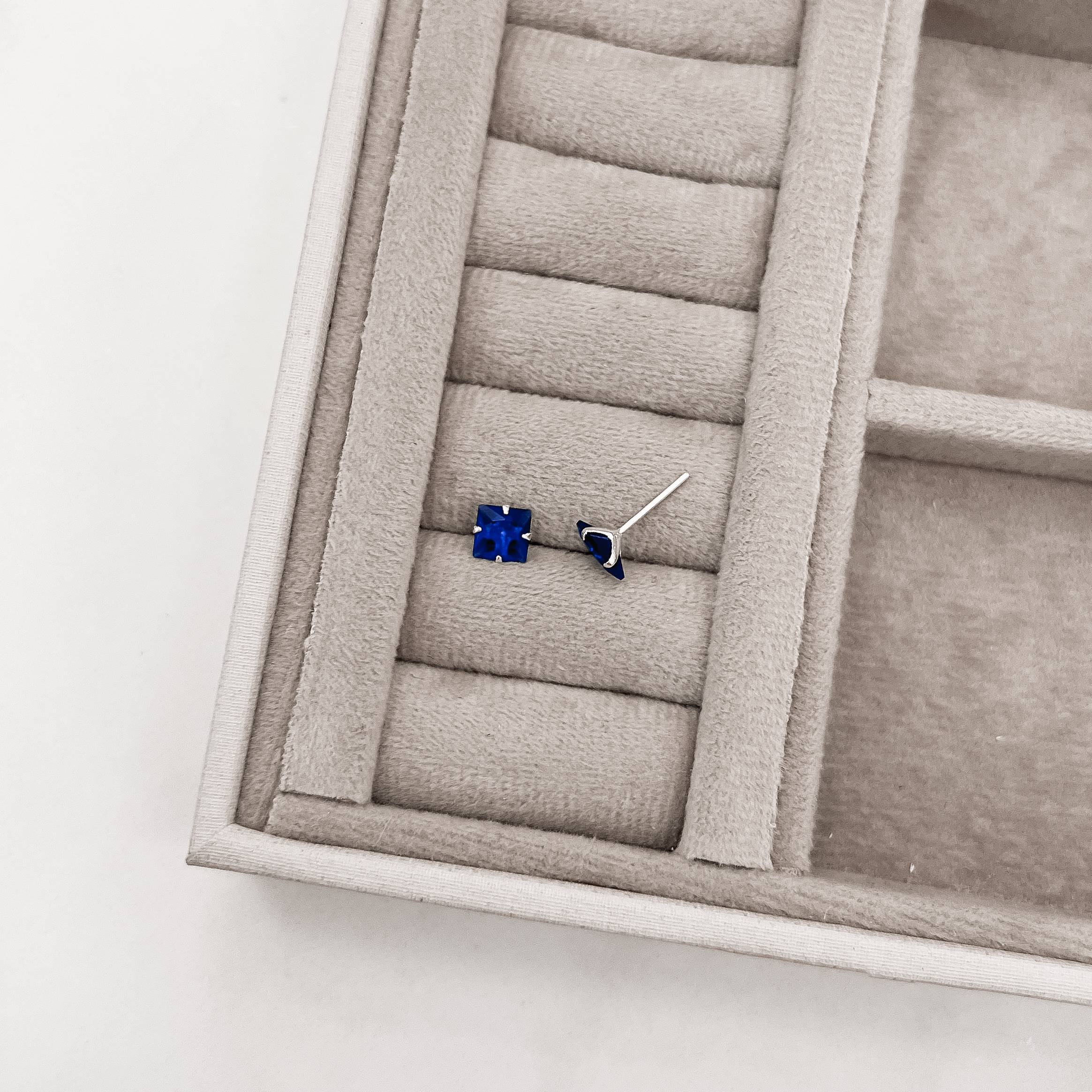 Imagem Brinco zircônia quadrada azul bic 6mm