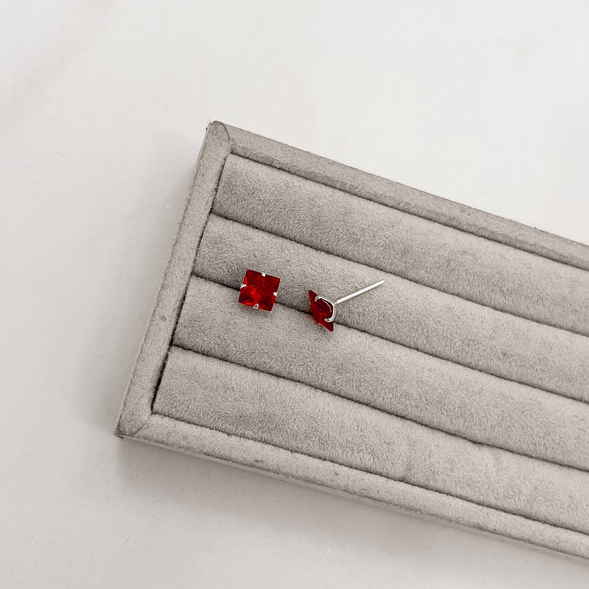 Imagem Secundária Brinco zircônia quadrada vermelho 6mm