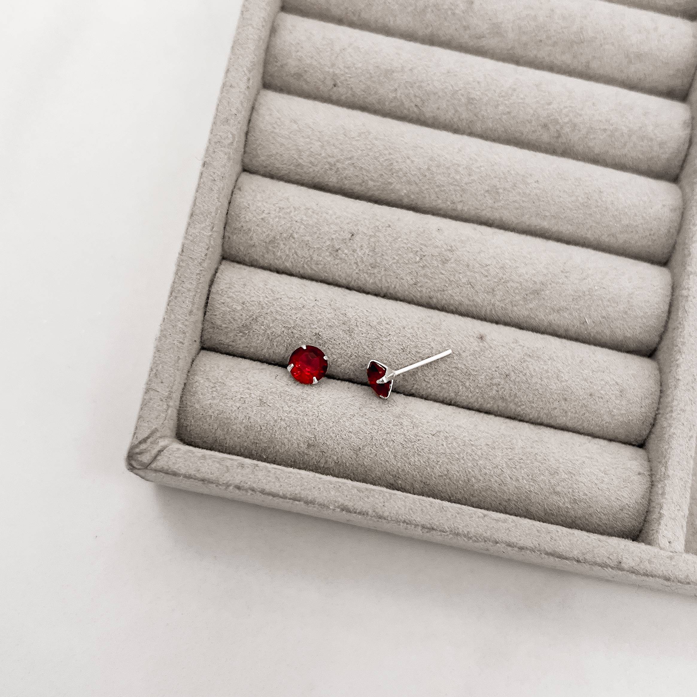 Imagem Secundária Brinco zircônia redonda vermelho 6mm