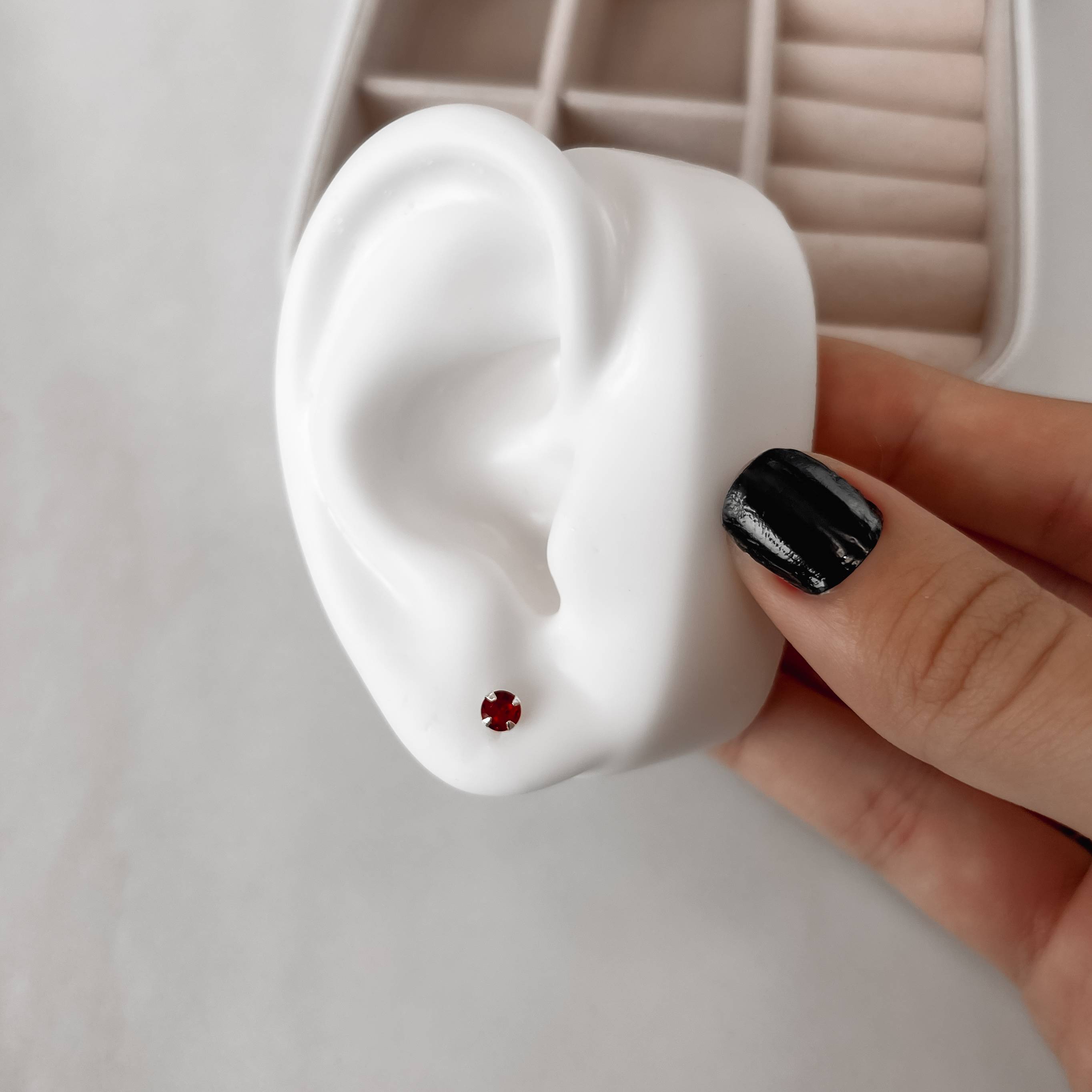 Imagem Brinco zircônia redonda vermelha 4mm