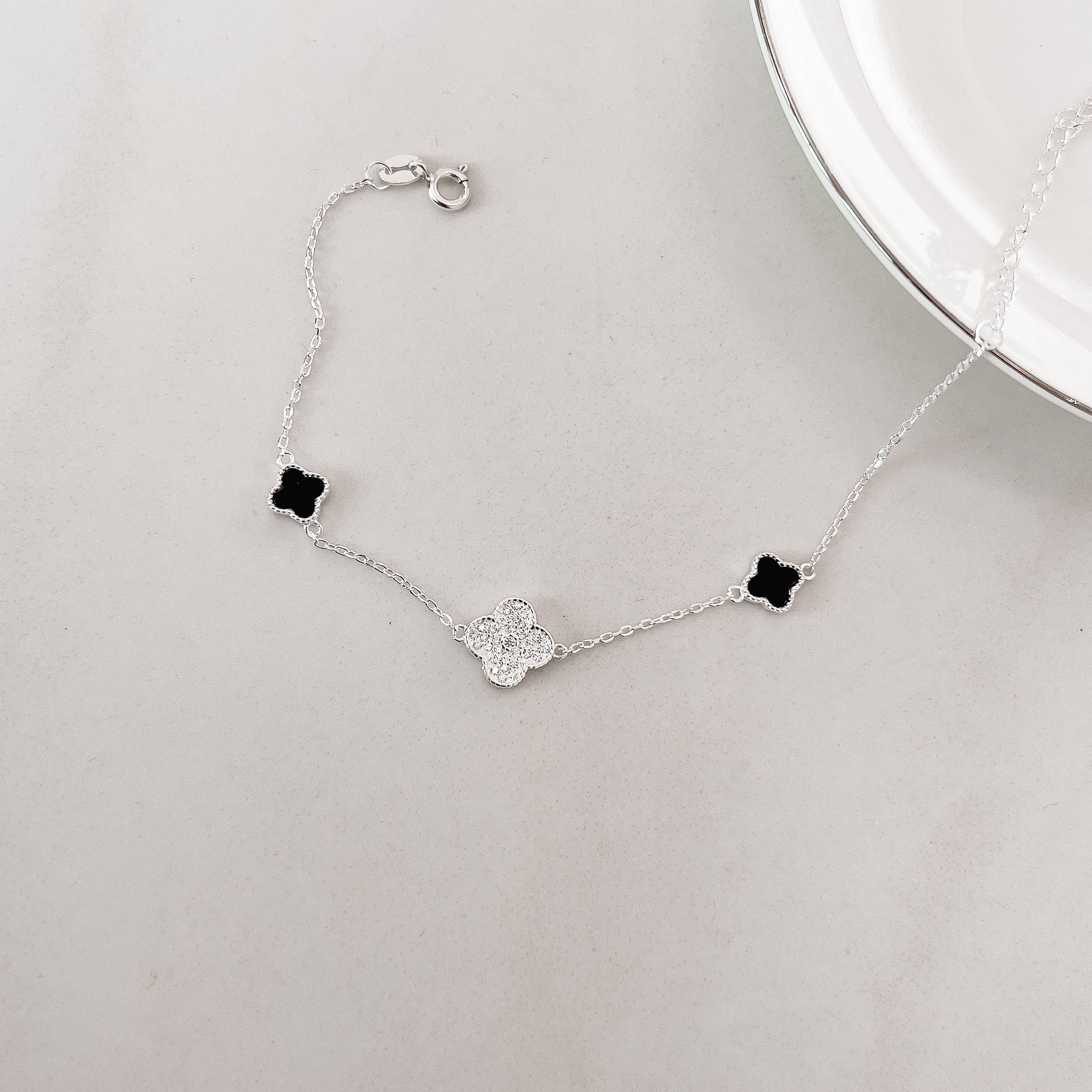 Pulseira entremeio trevos ônix 7mm e cravejado 10mm