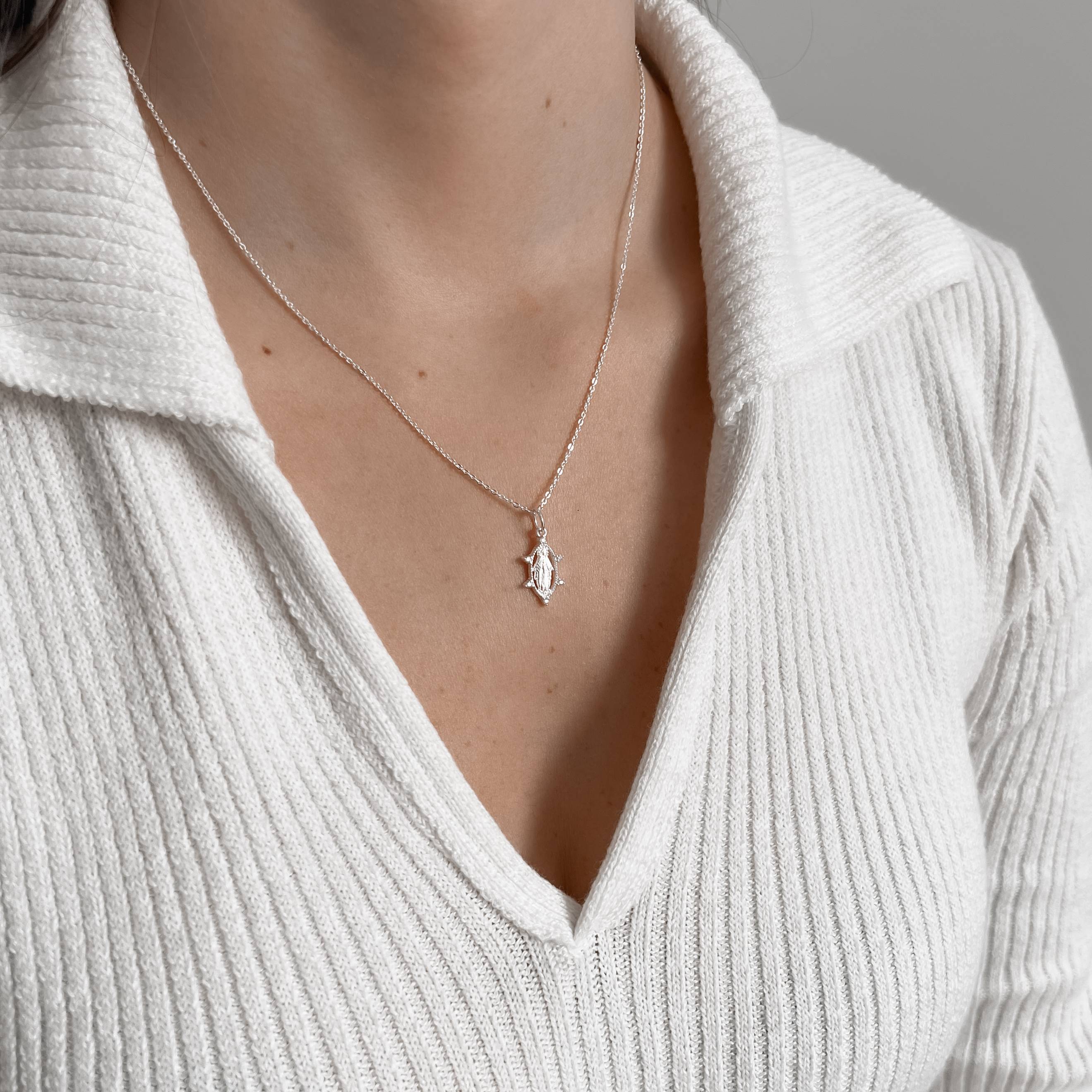 Imagem Secundária Colar pingente medalha oval Nsa. Sra. das Graças com zircônias 16mm corrente cadeadinho 45cm