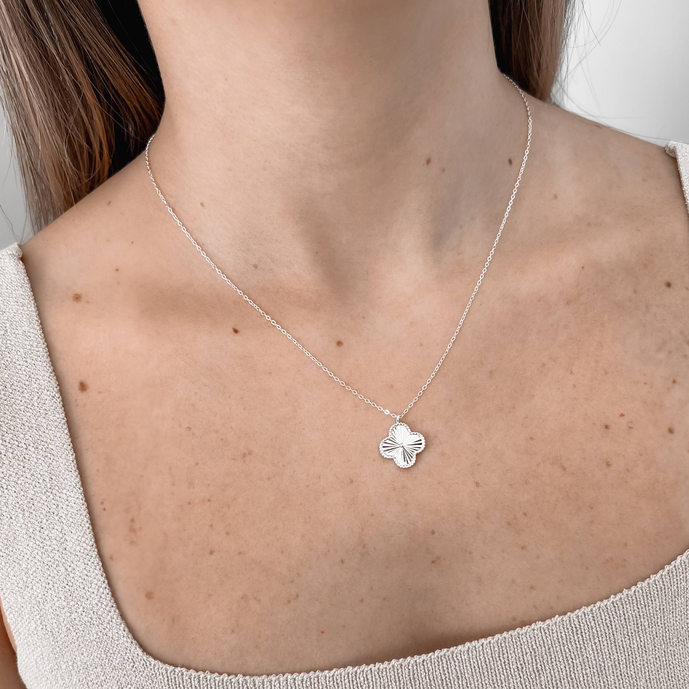 Imagem Secundária Colar pingente trevo vinco com bolinhas 14mm corrente cadeado 45+5cm