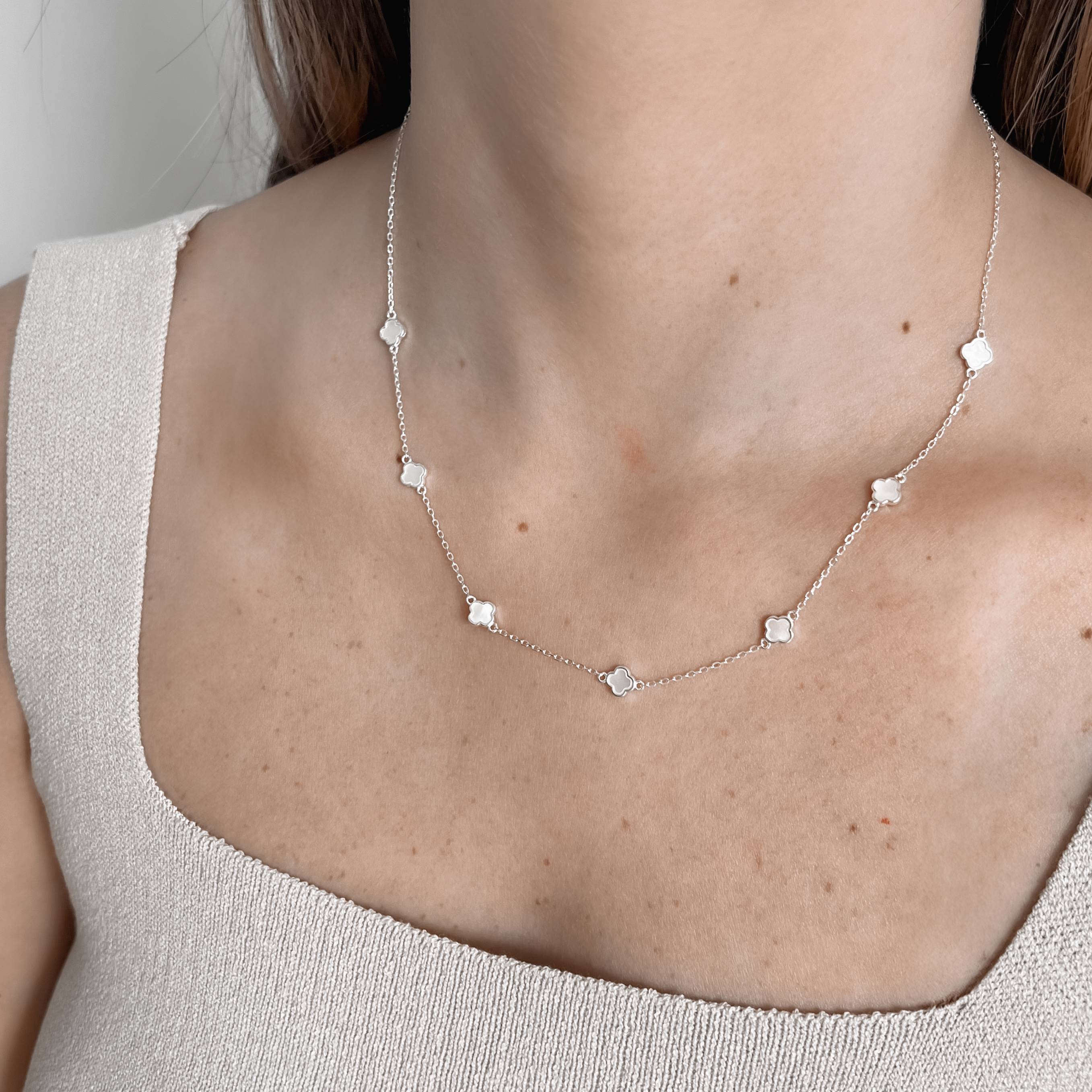 Imagem Secundária Colar entremeio trevos madrepérola 6mm corrente cadeado 45+5cm