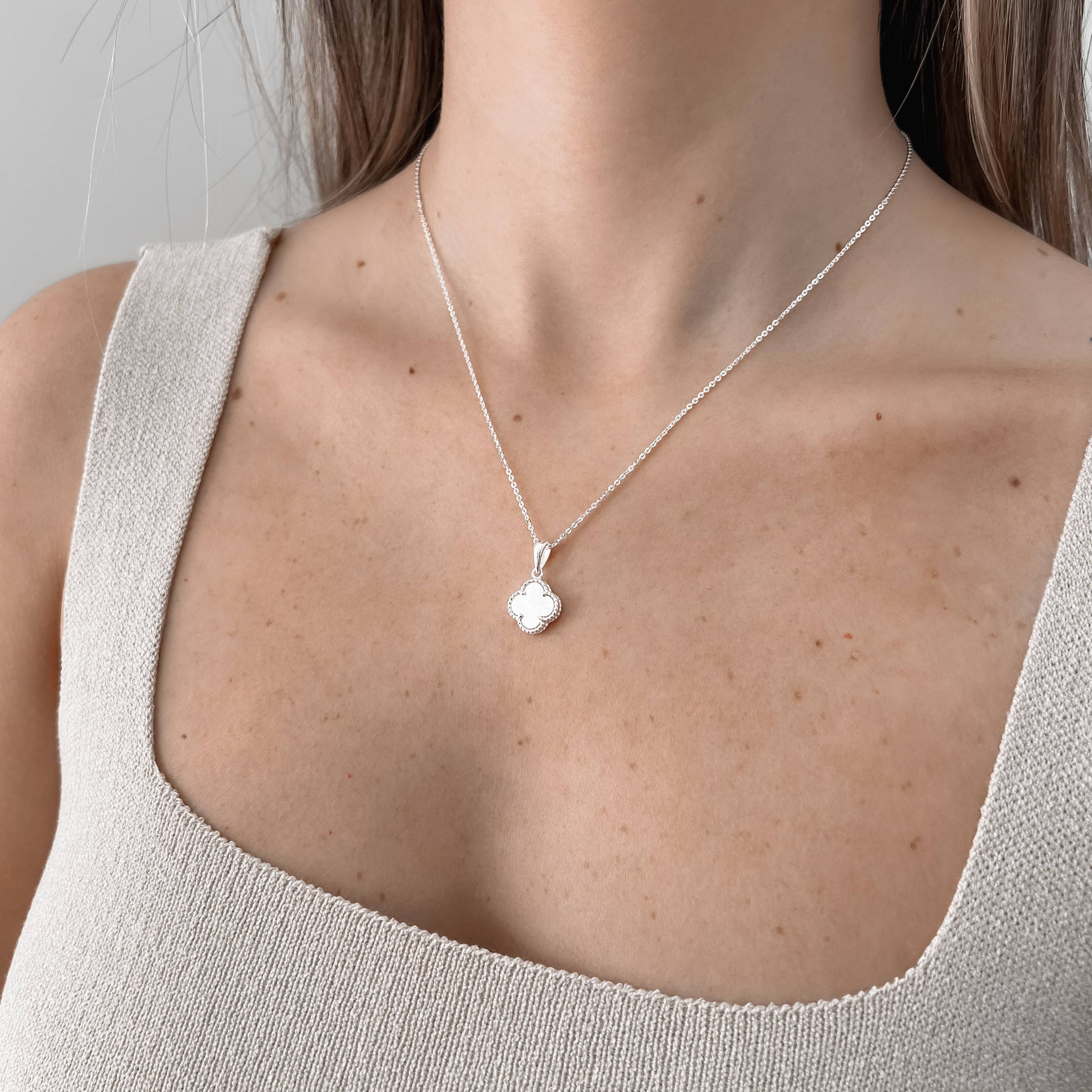 Imagem Secundária Colar pingente trevo madrepérola com bolinhas 12mm corrente cadeadinho 45cm