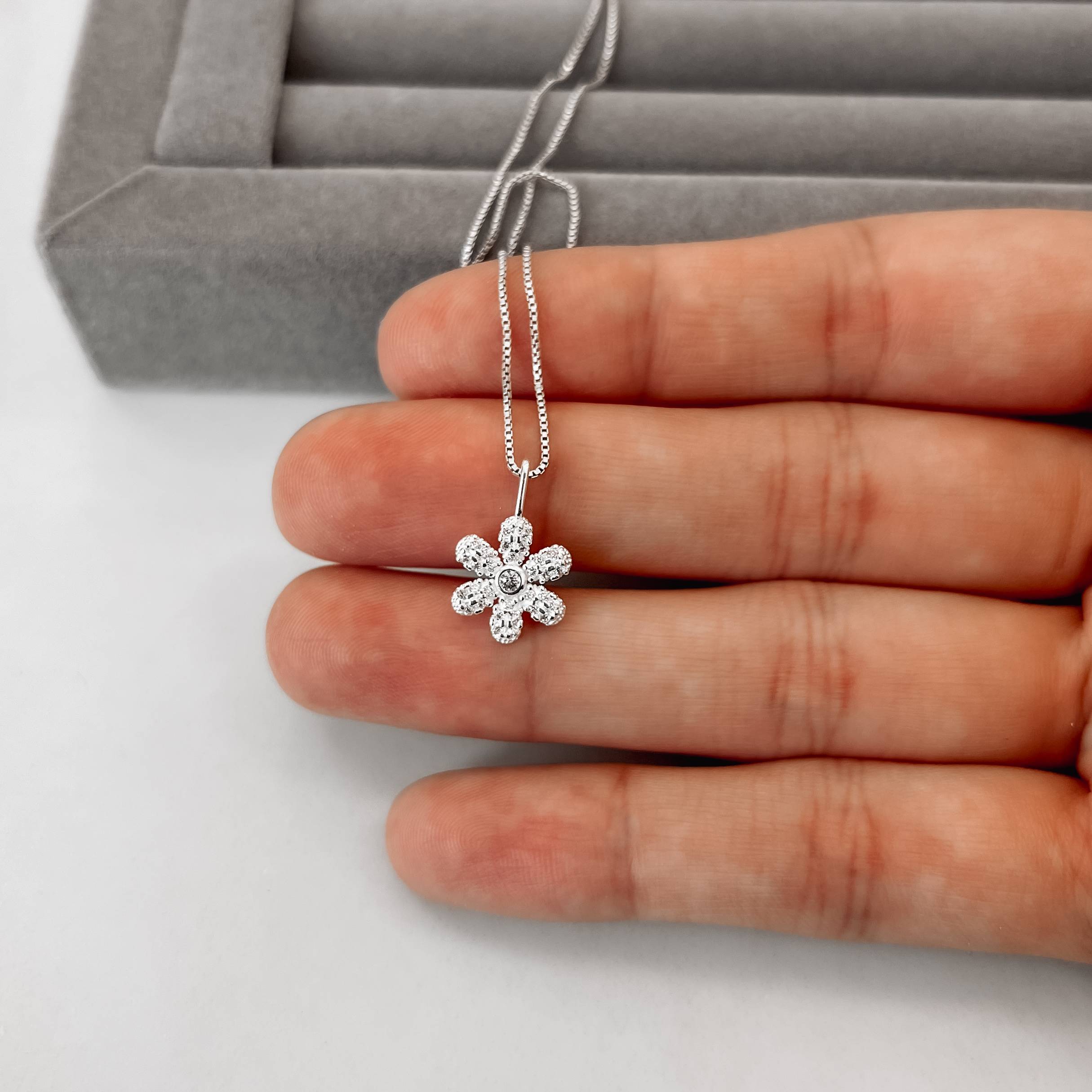 Colar pingente flor cravejada 11mm 45cm