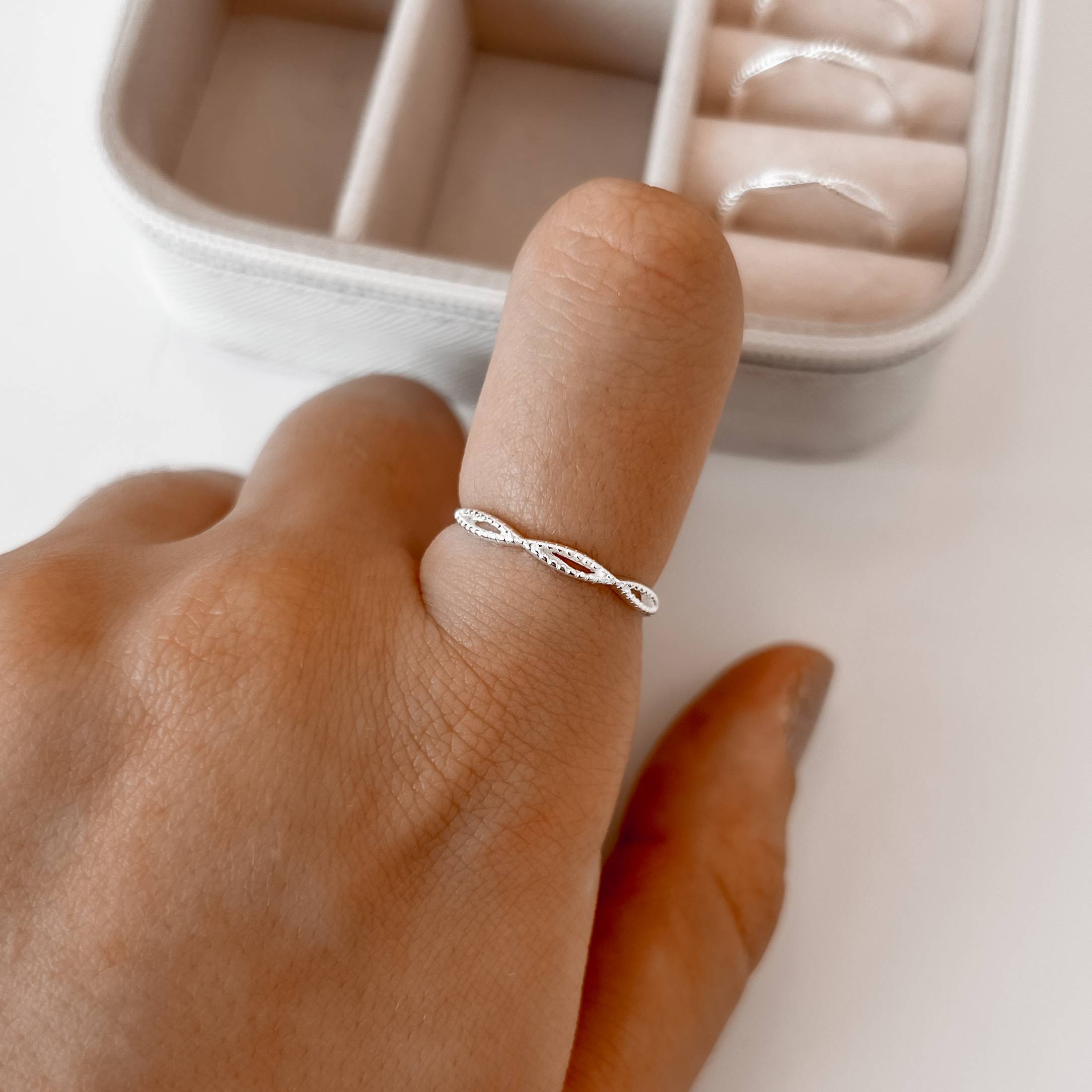 Anel fino trançado trabalhado