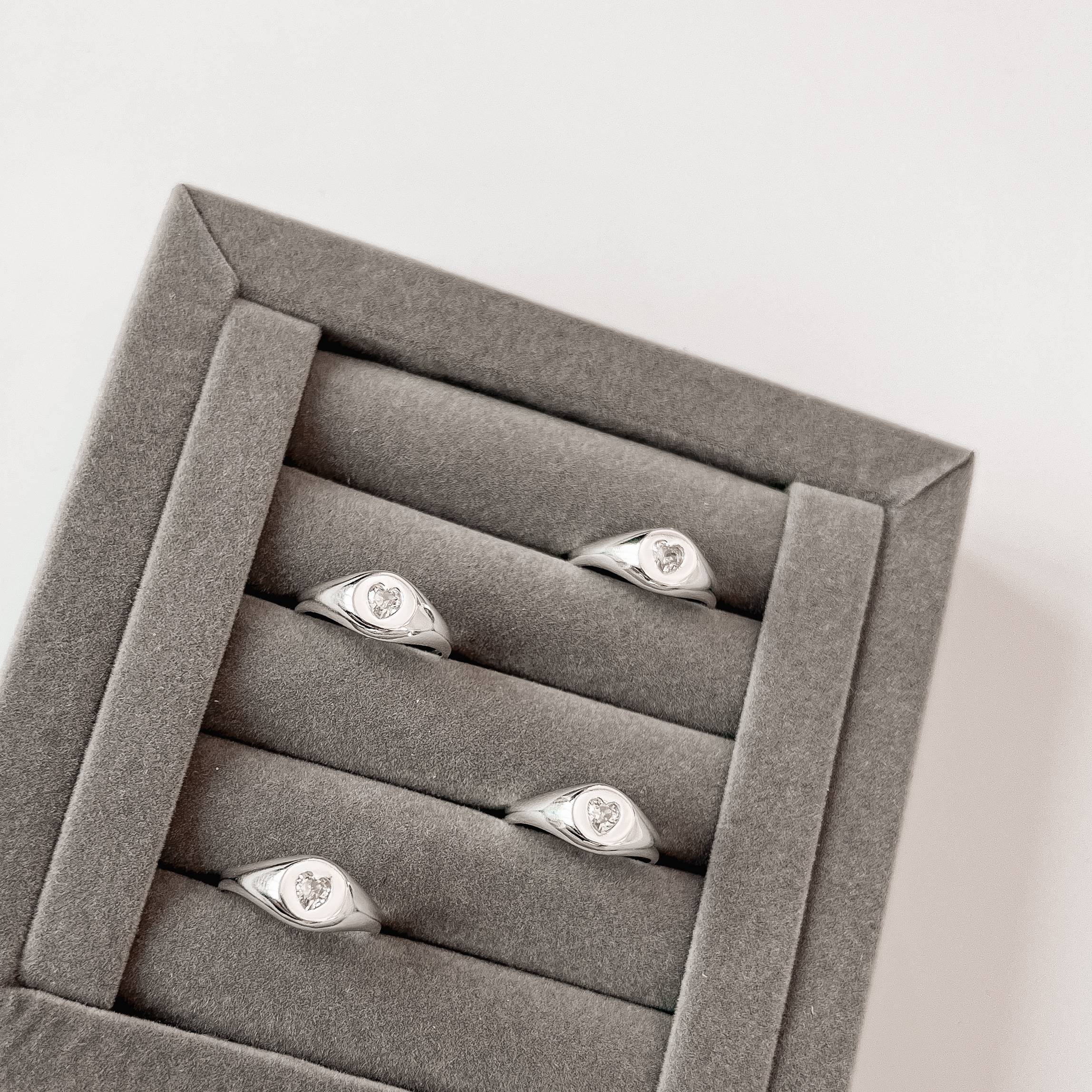 Anel oval com zircônia coração