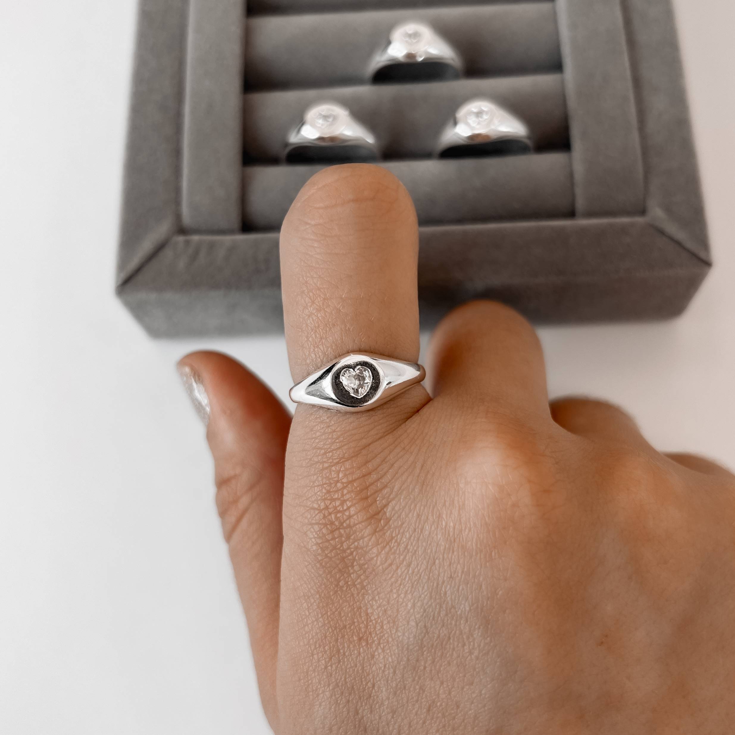 Imagem Secundária Anel oval com zircônia coração