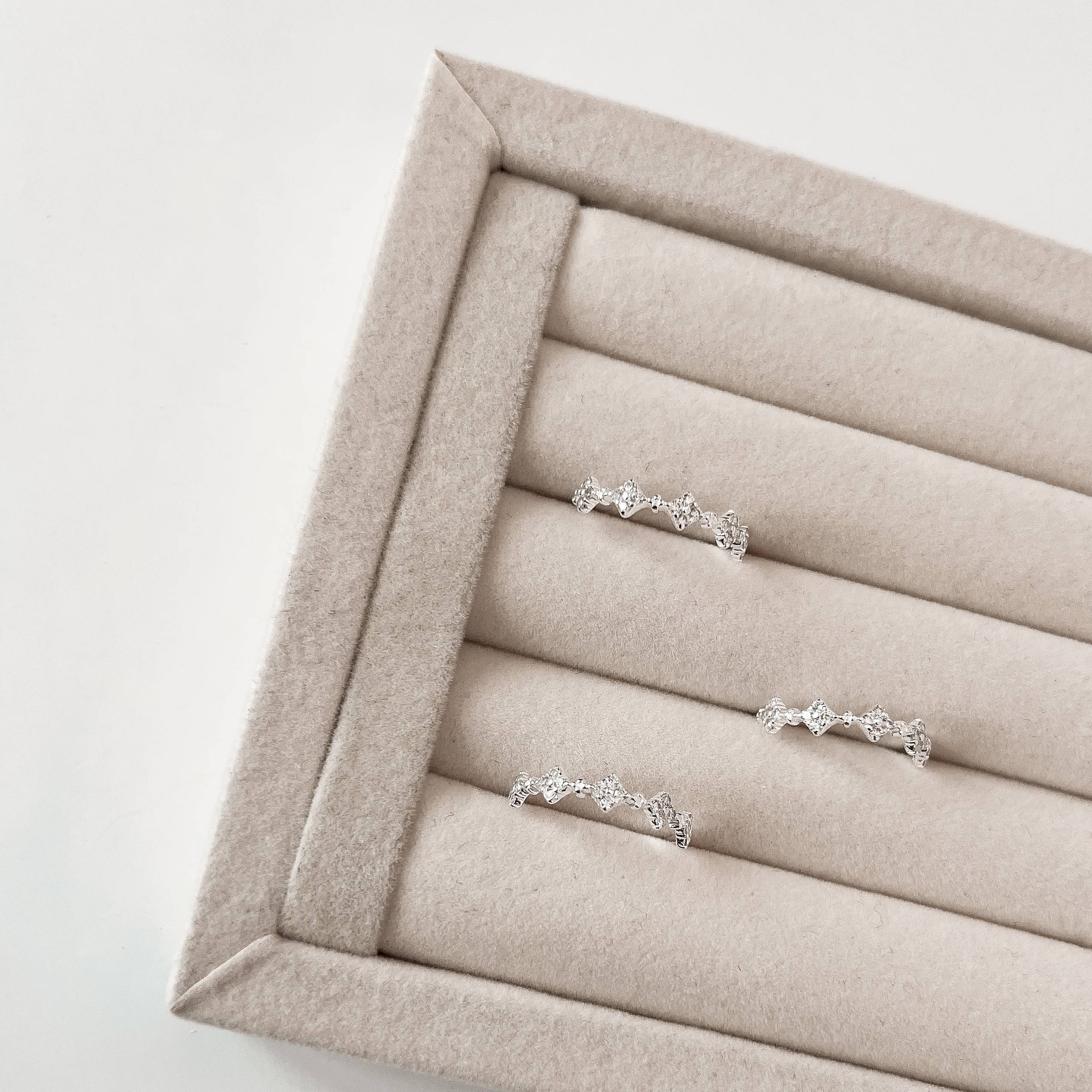 Anel fino trevos cravejados