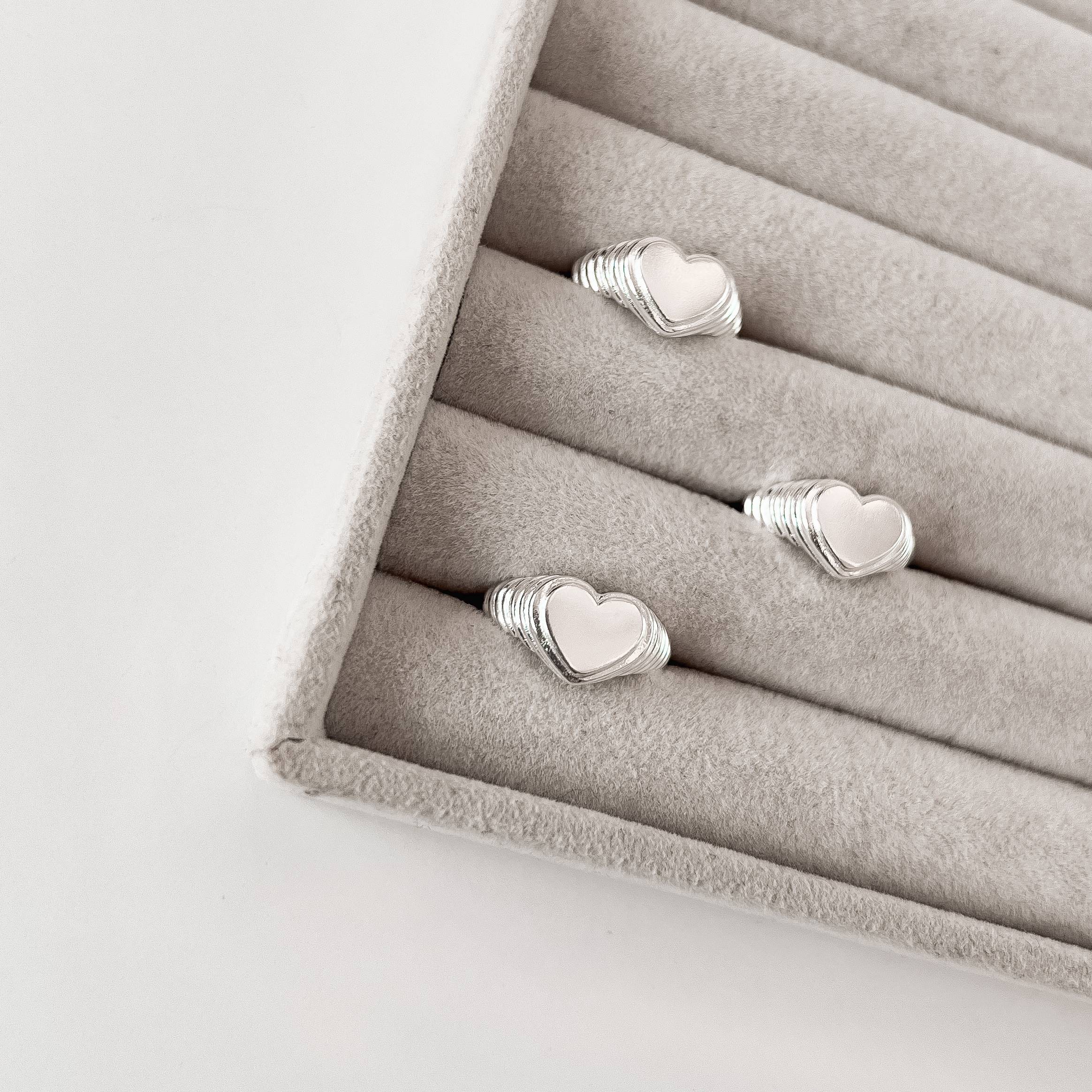 Anel coração trabalhado dedinho